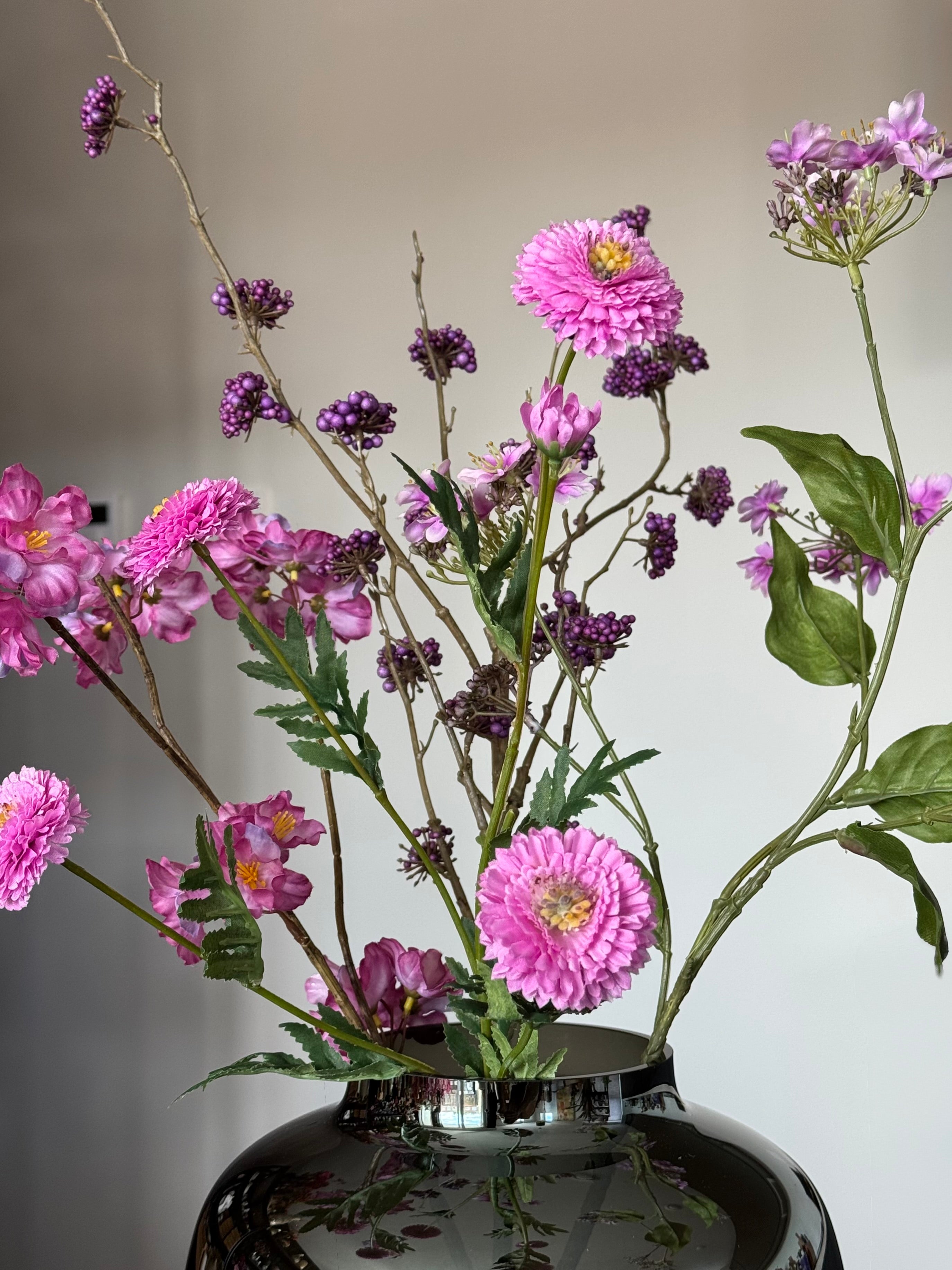 Zijden kunstboeket met glimmende vaas