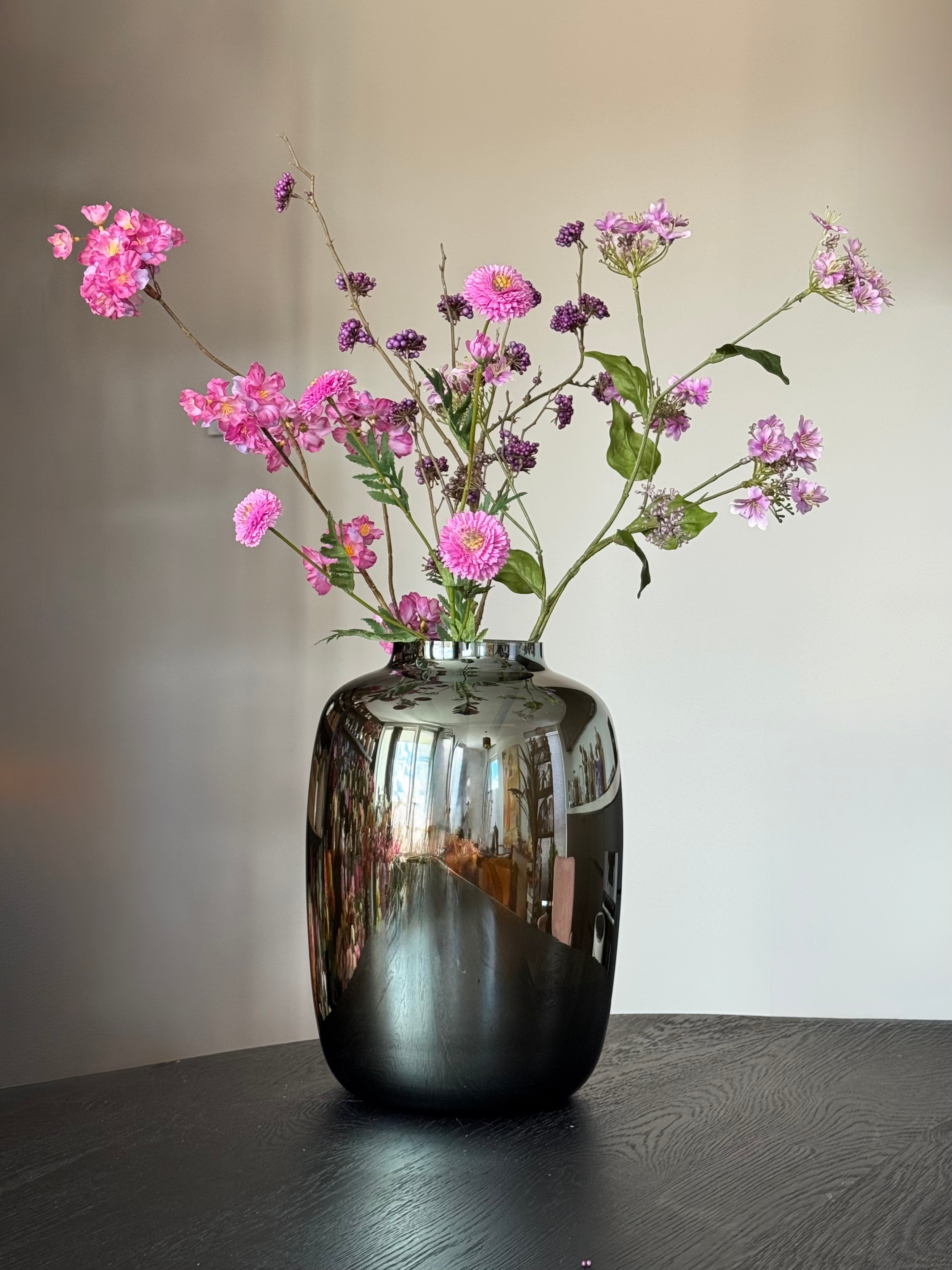 Zijden kunstboeket met glimmende vaas