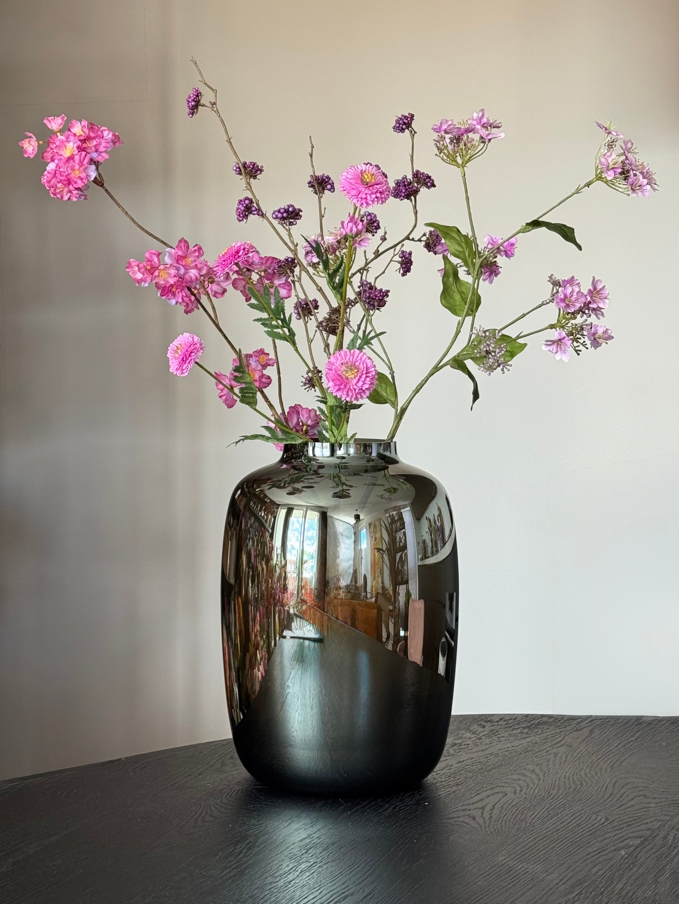 Zijden kunstboeket met glimmende vaas