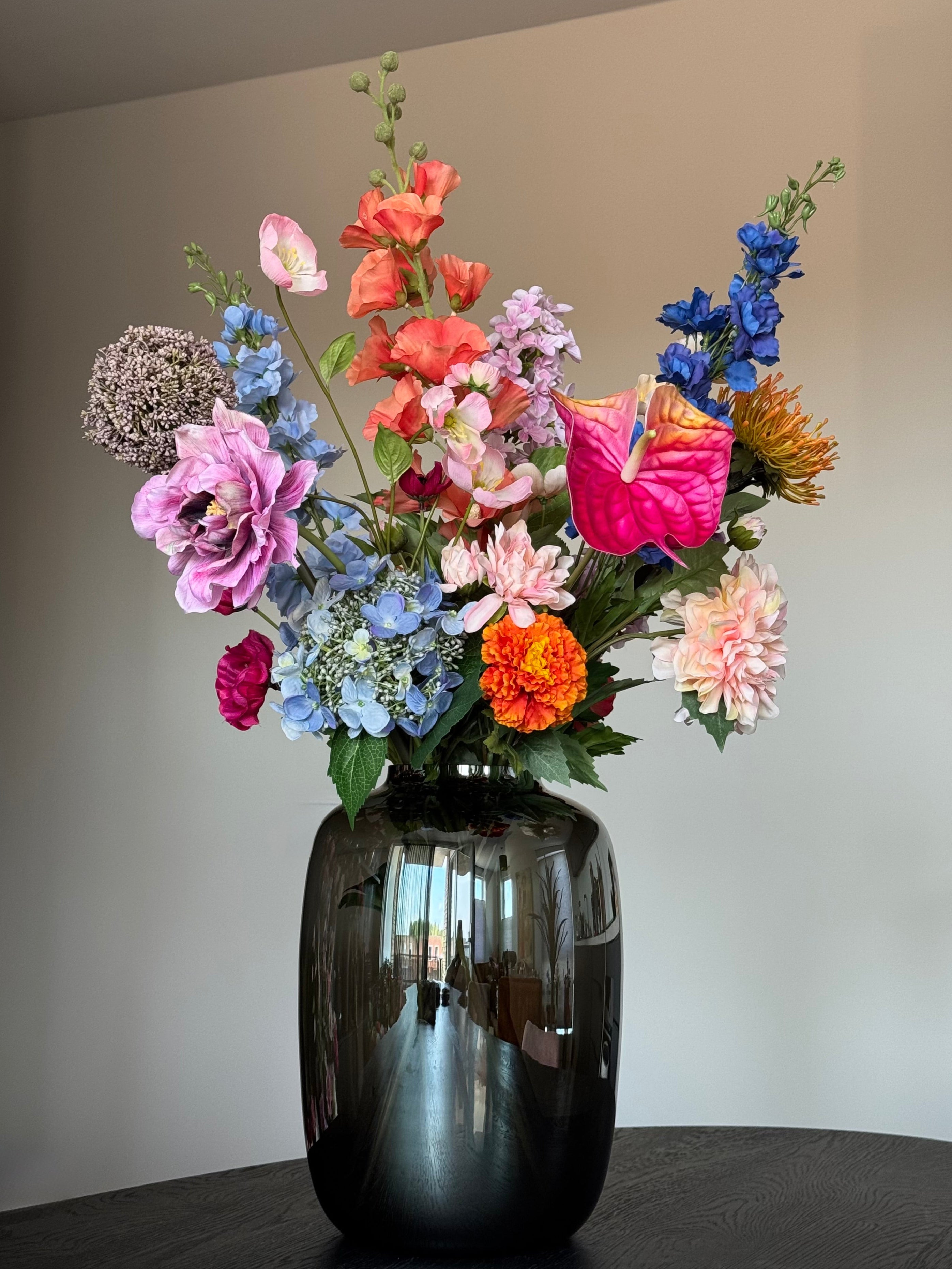 Groot kleurrijk zijden boeket in gloss zwarte vaas