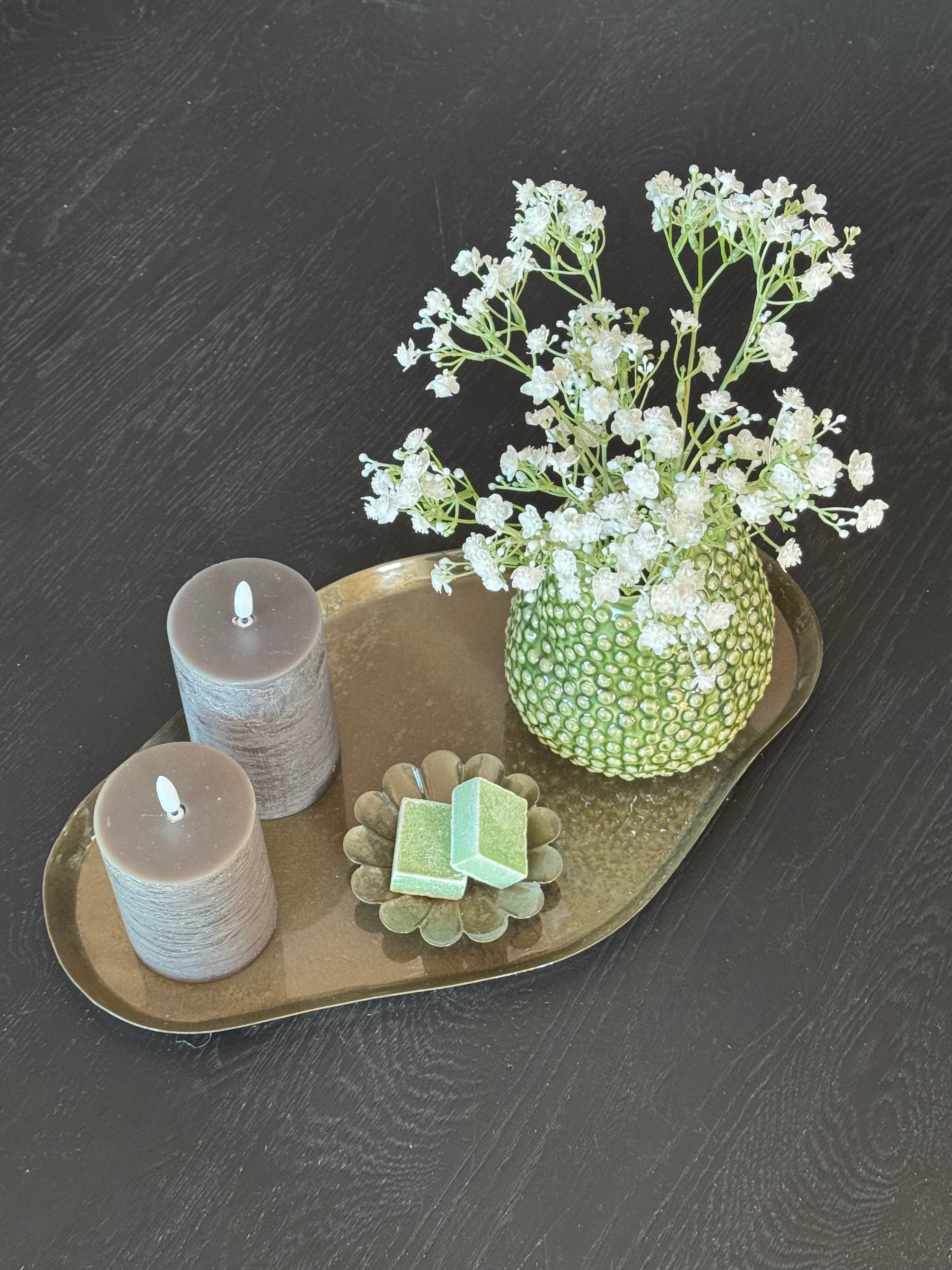 Groene tafelset met augurk vaas, gipskruid, amberblokjes en led kaarsen.