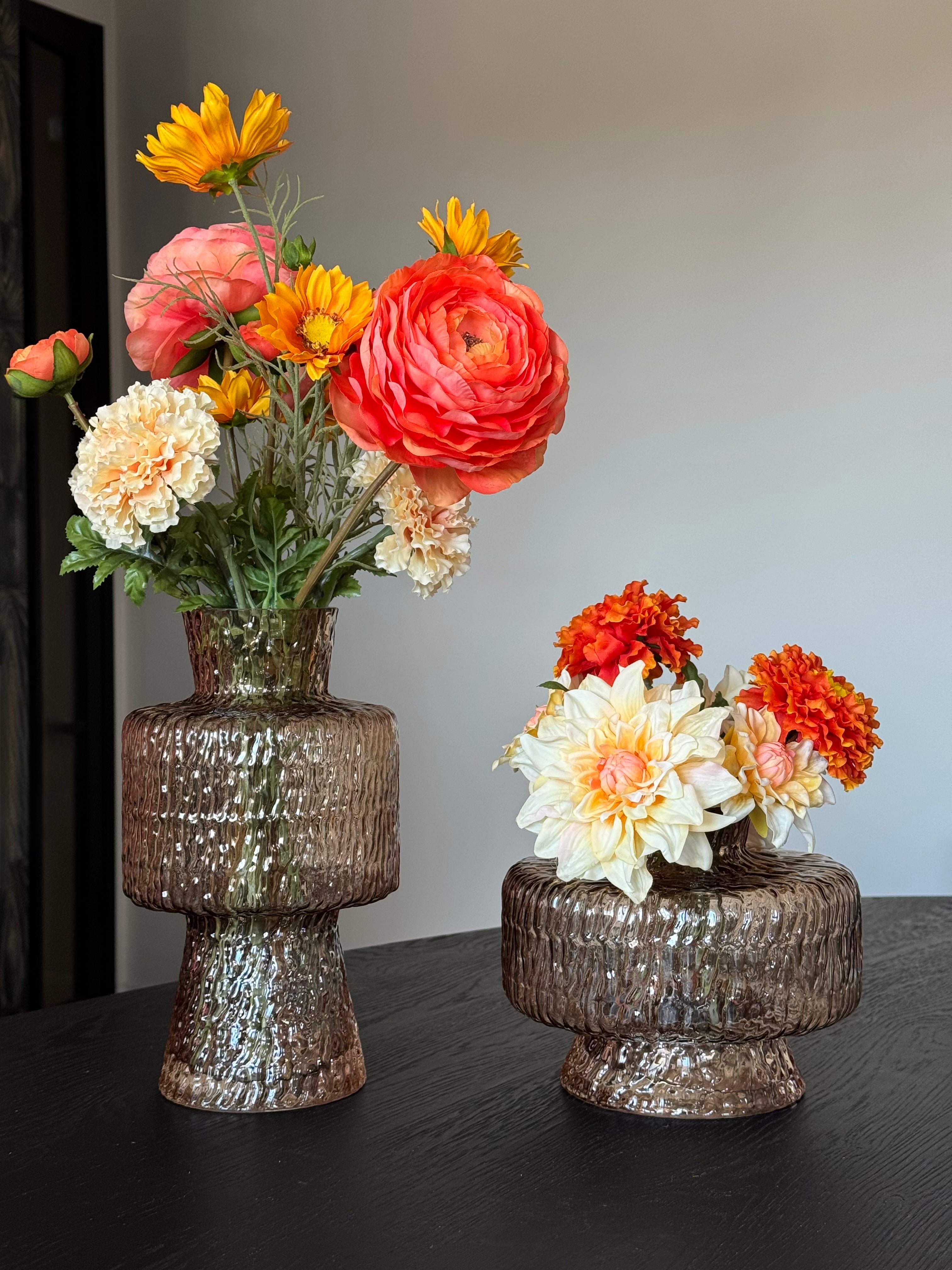 Bruin beige en oranje kunstbloemen in lichtgekleurde vaas