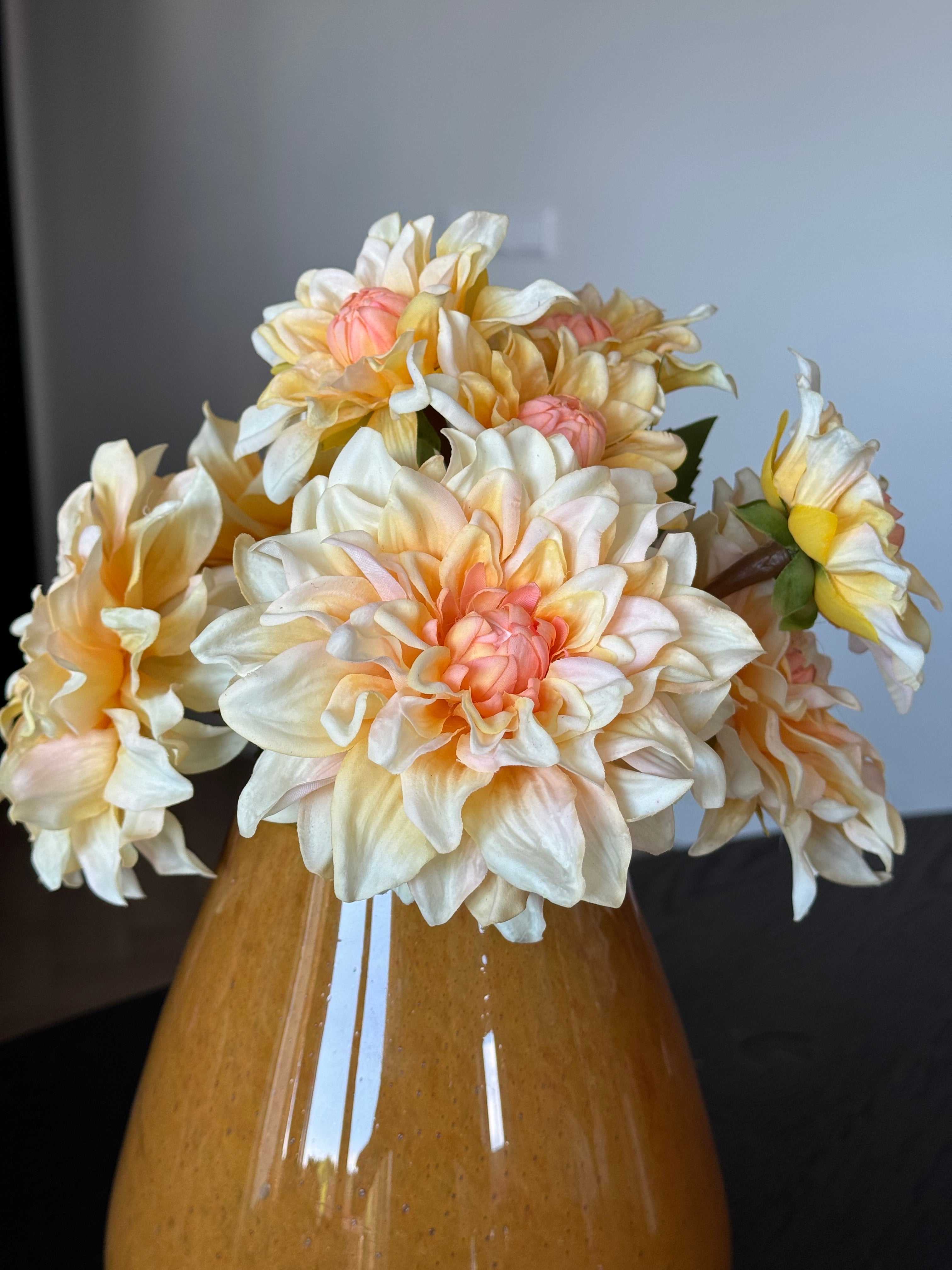 Close up real touch kunstbloemen oranje