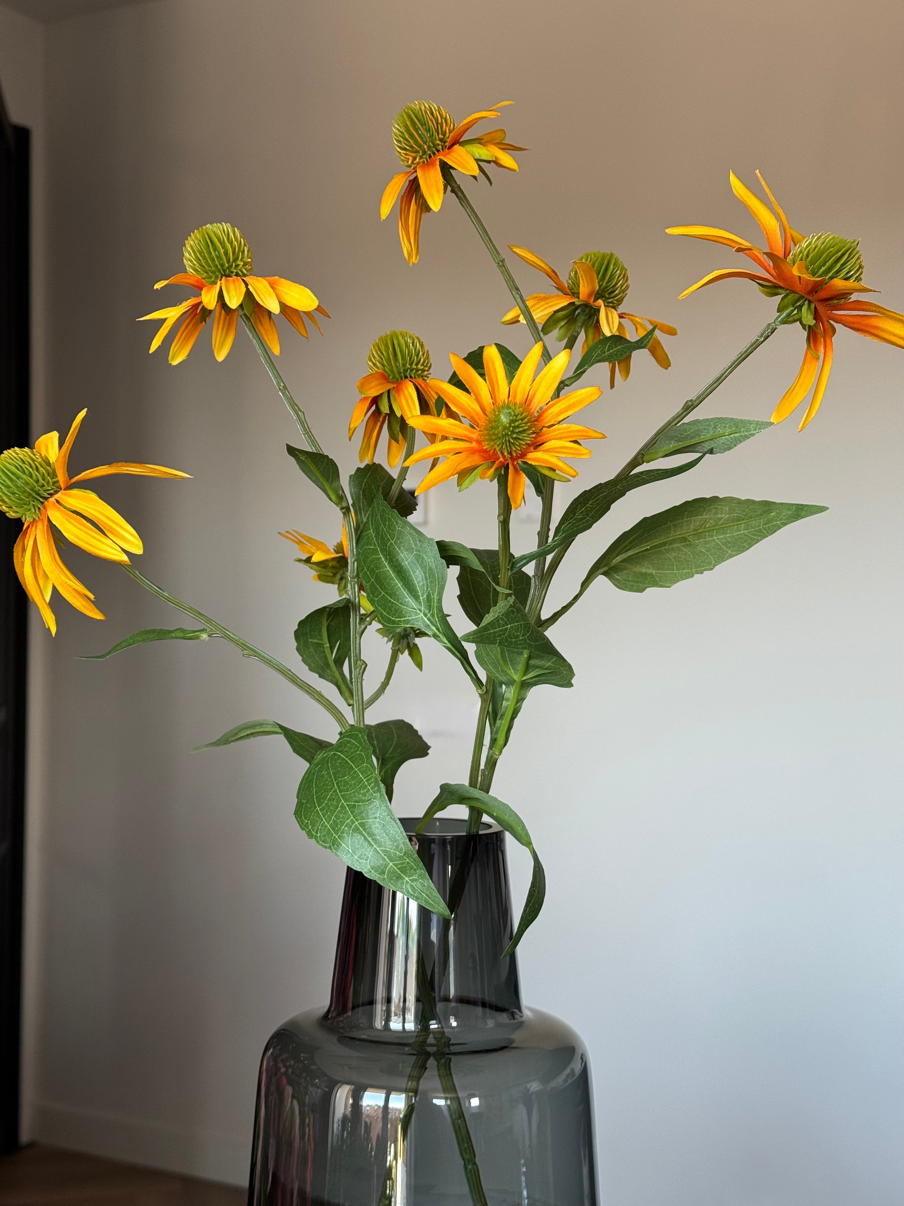 Closeup van gele rubeckia kunstbloem tak in vaas