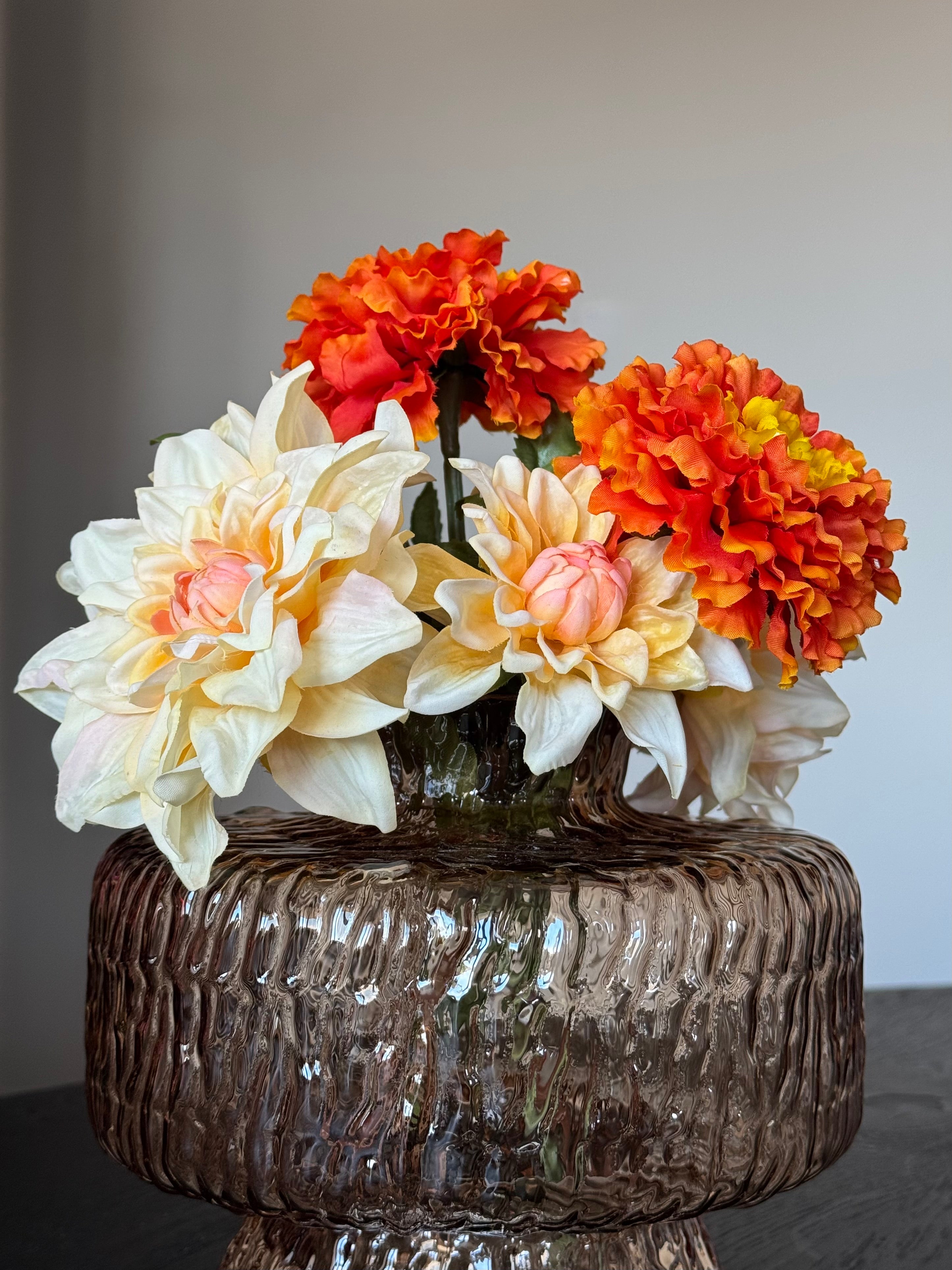 close up lage vaas met kunstbloemen oranje en geel