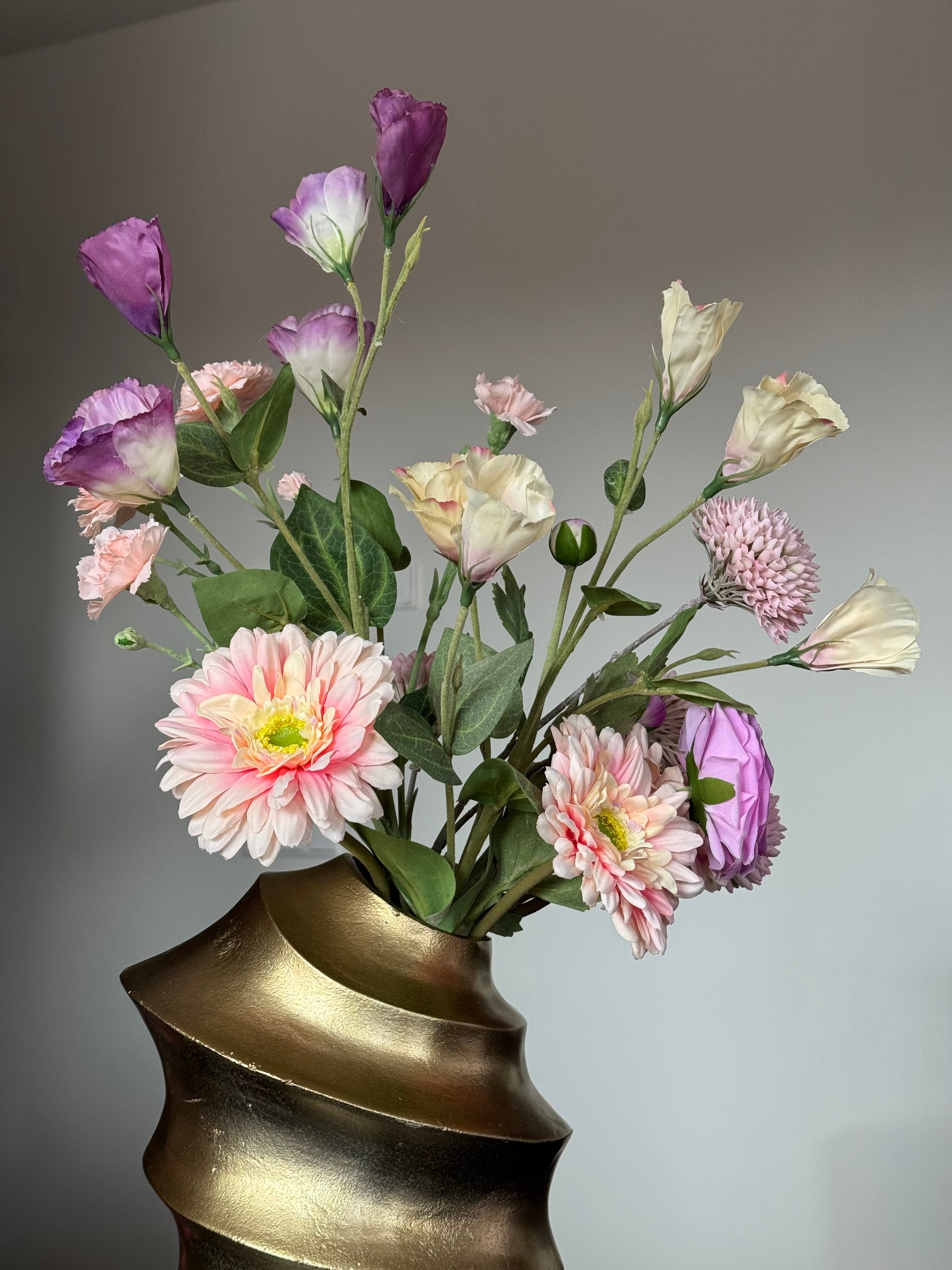 Colmore vaas met paarse kunstbloemen