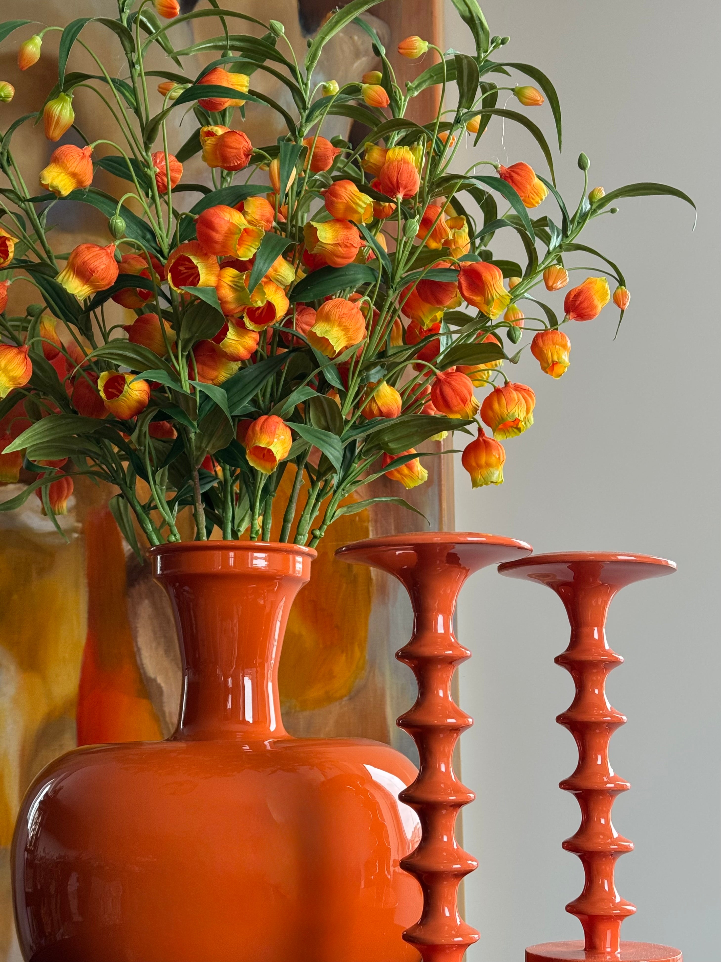 complete tafel accessoire set in oranje met kunstboeket sandersonia close up