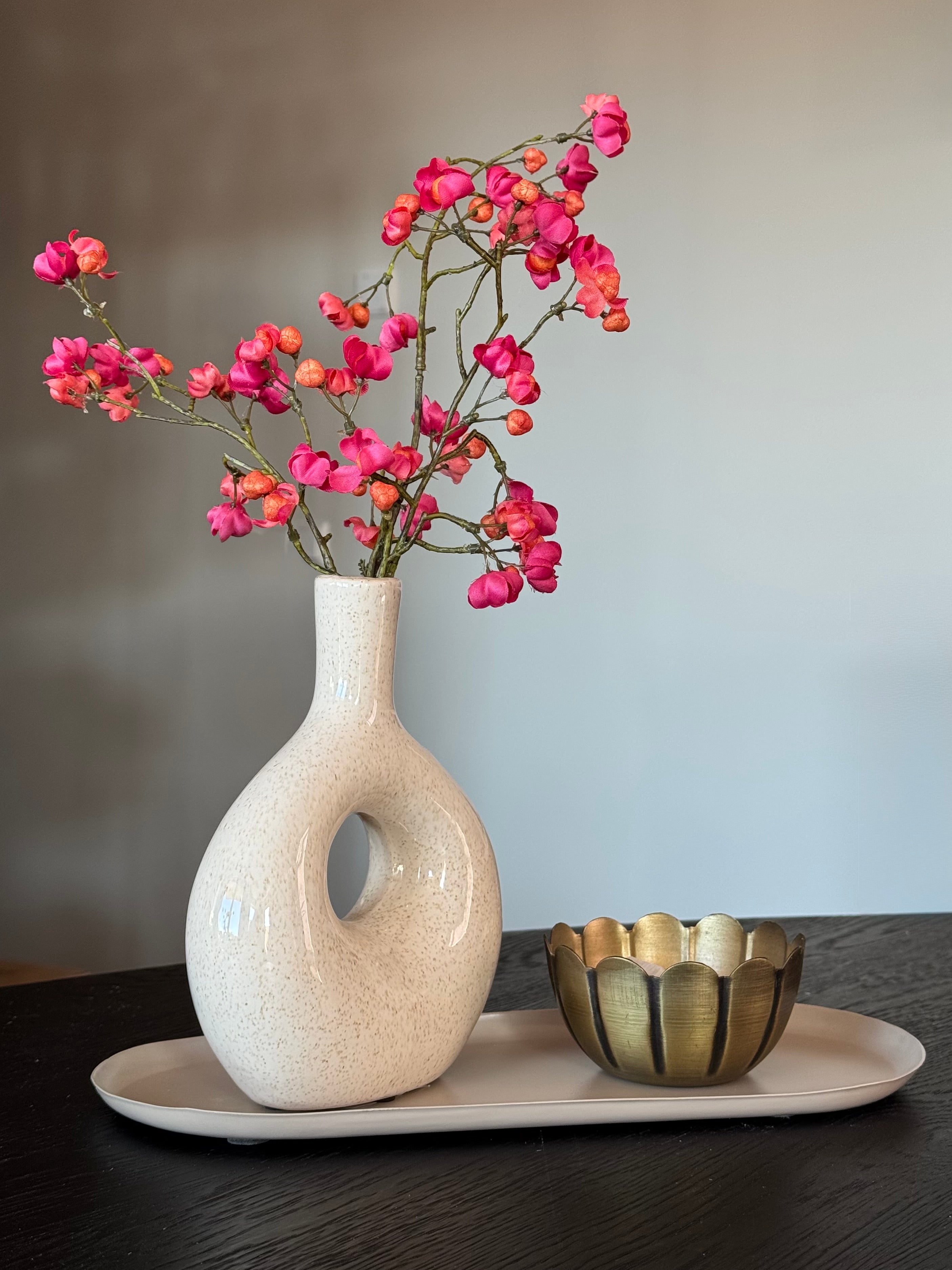 leuke creme decoratie voor op tafel met roze en oranje besjes tak