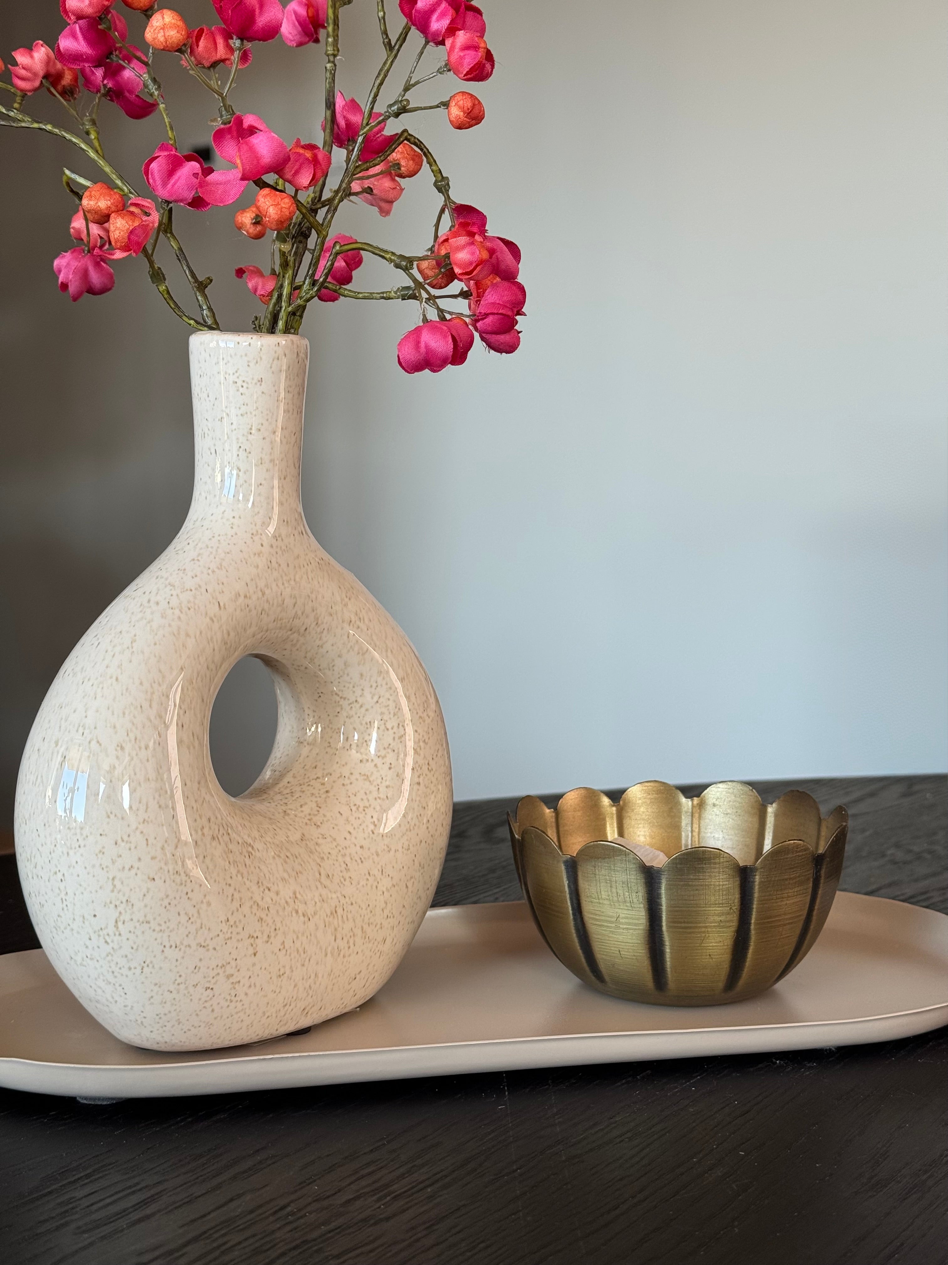 leuke creme decoratie voor op tafel met roze en oranje besjes tak