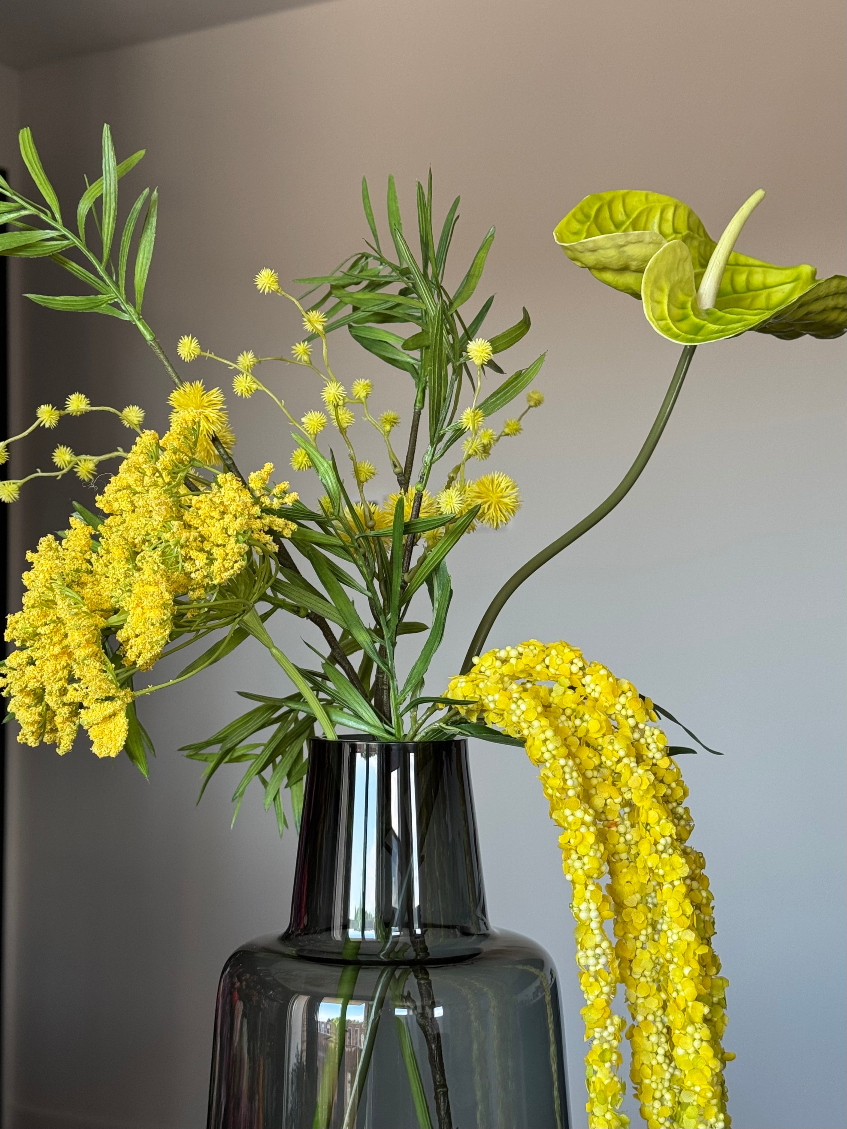 Artistiek geel veldbloemen kunstboeket close up