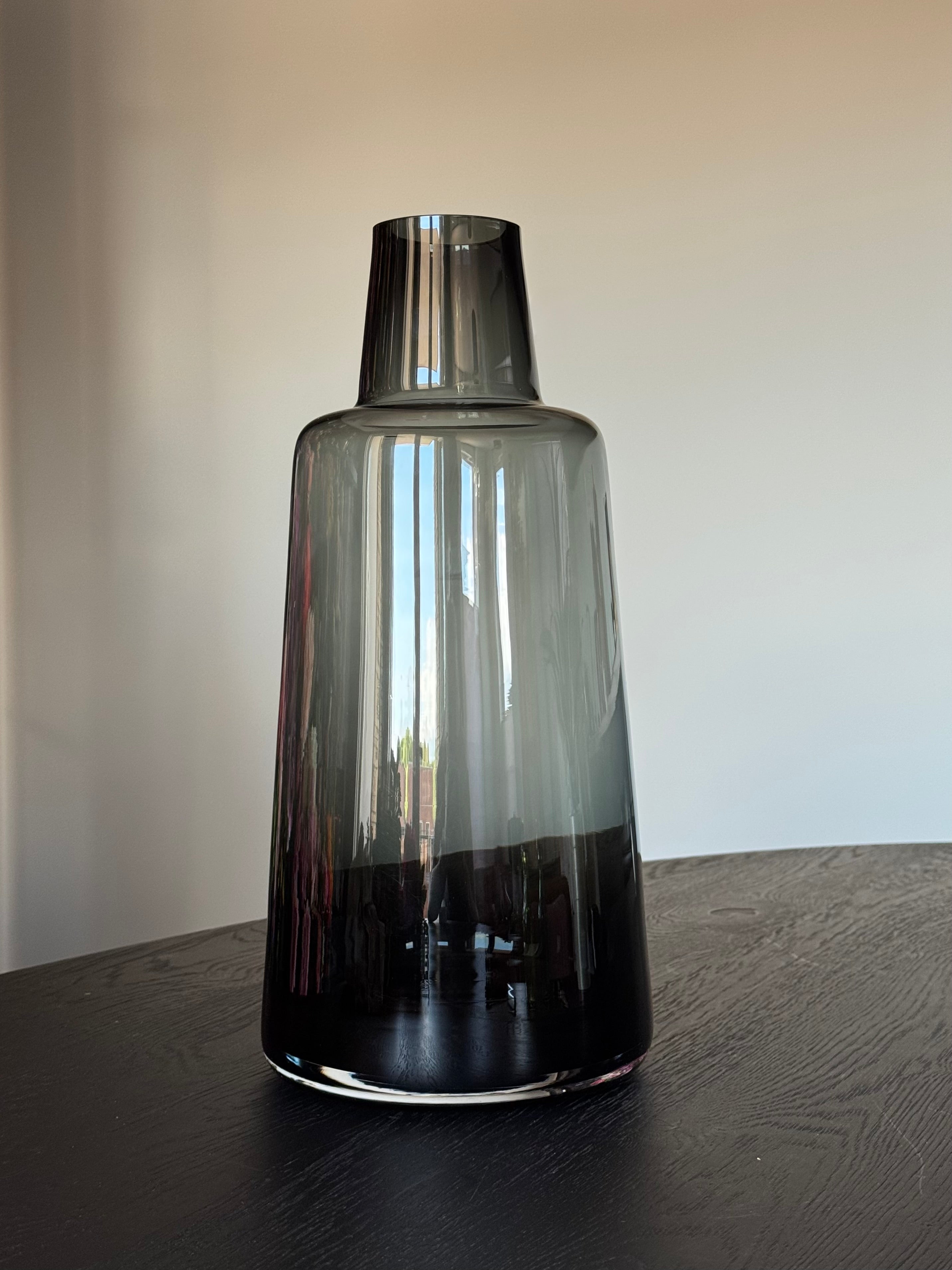 Grote vaas zwart doorschijnend van vase the world