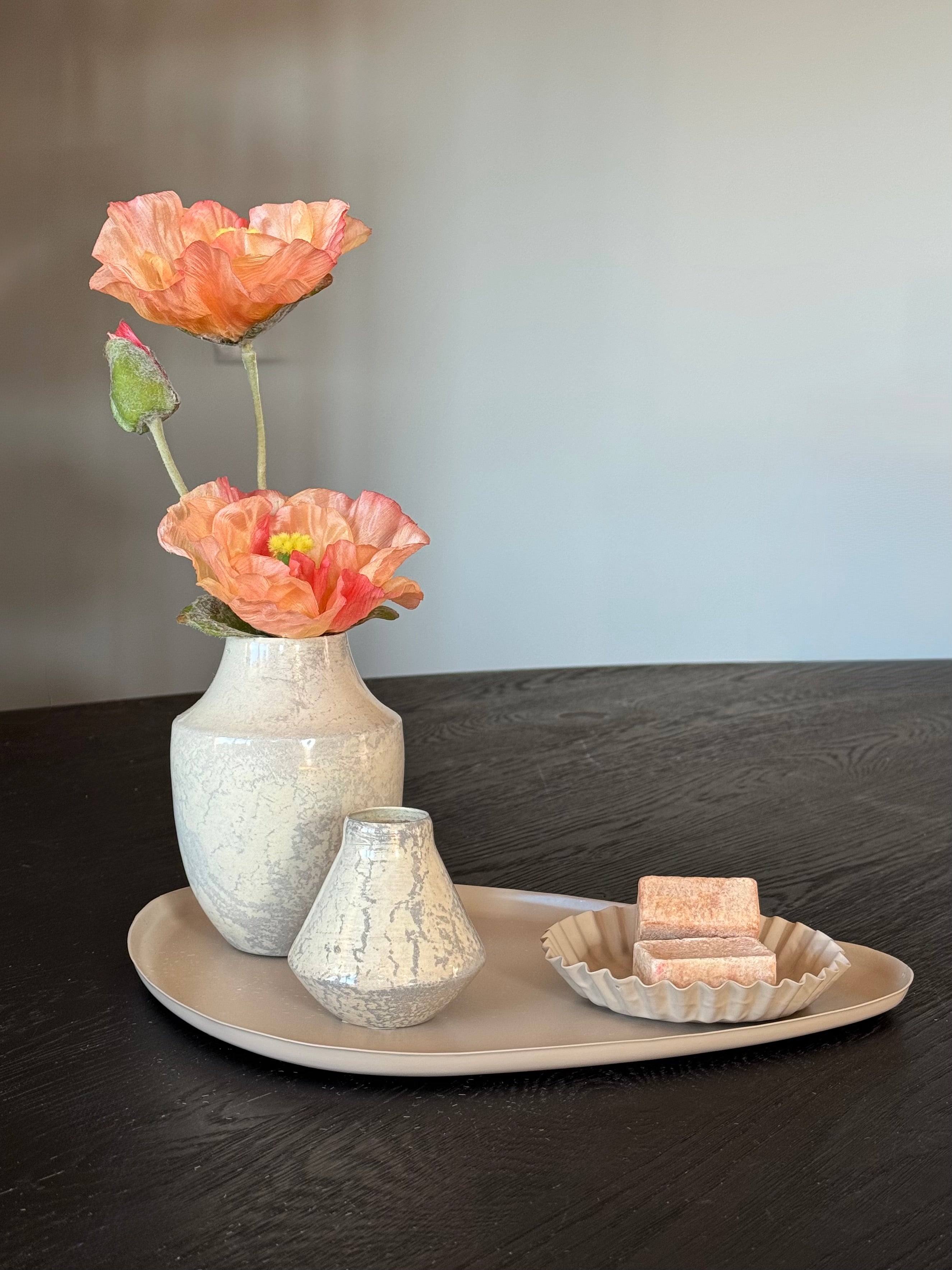 klein organisch dienblad met vaasjes en prachtige kunstbloem klaprozen