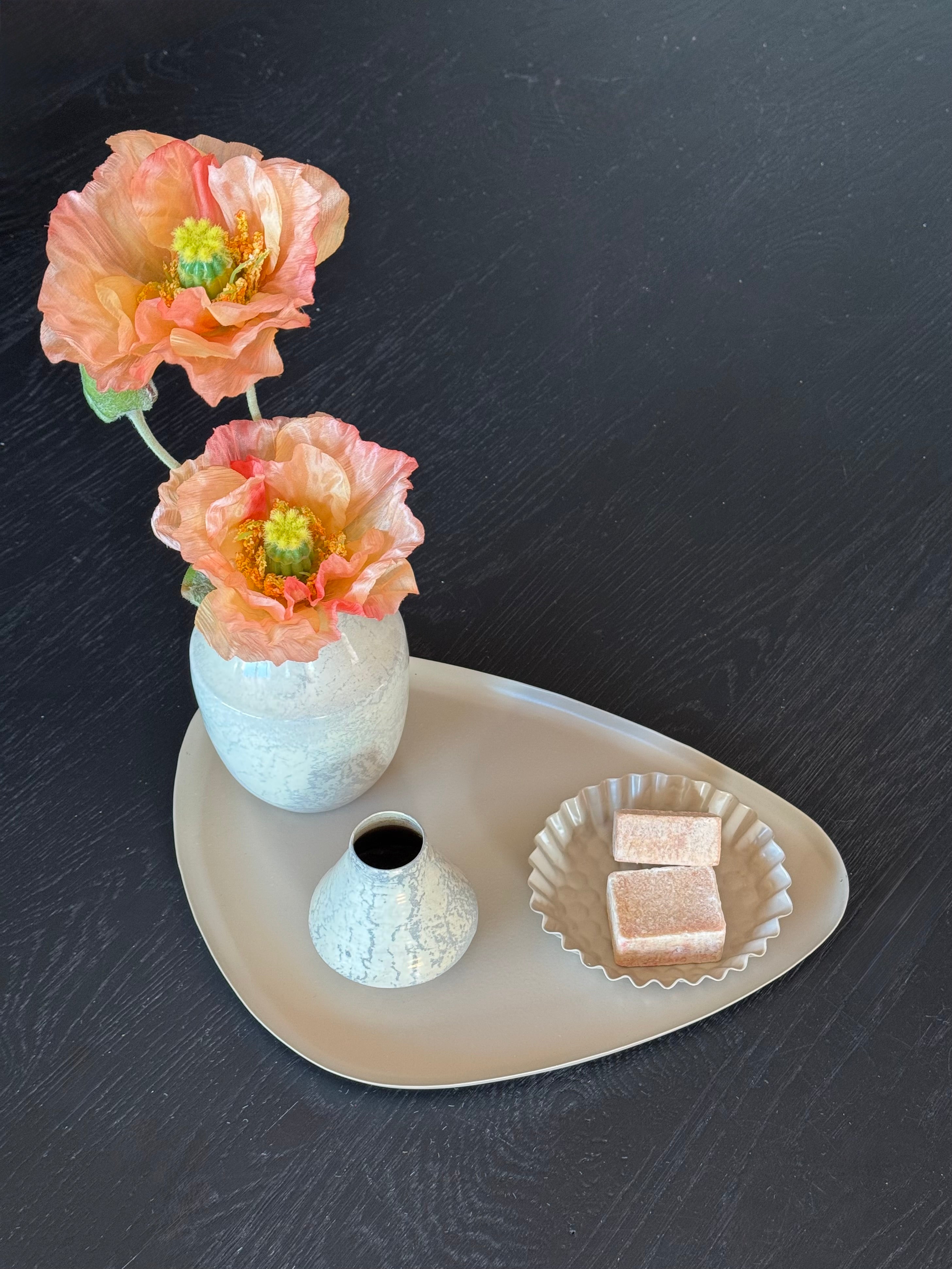 klein organisch dienblad met vaasjes en prachtige kunstbloem klaprozen