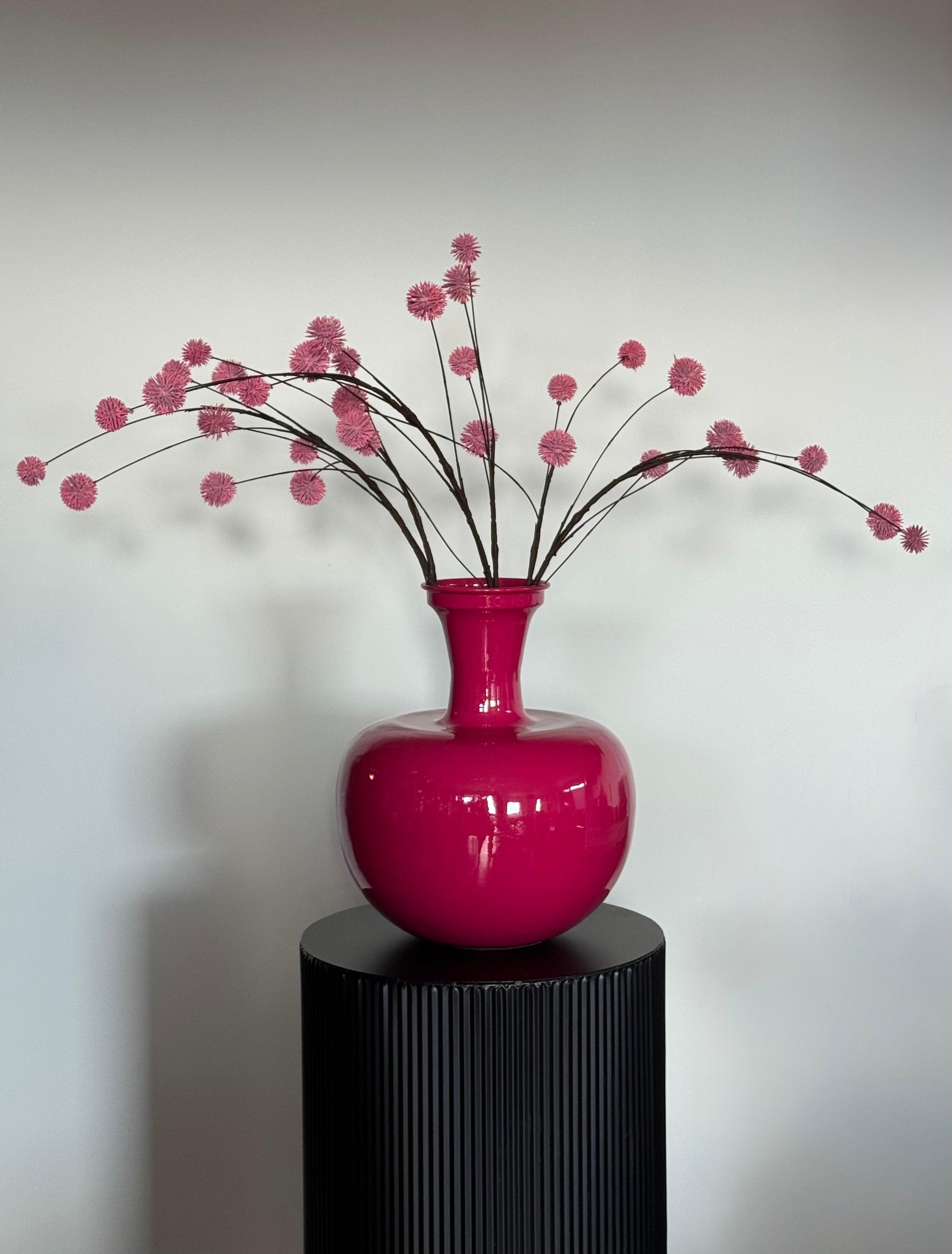 knal roze vaas met kunsttakken met roze bolletjes