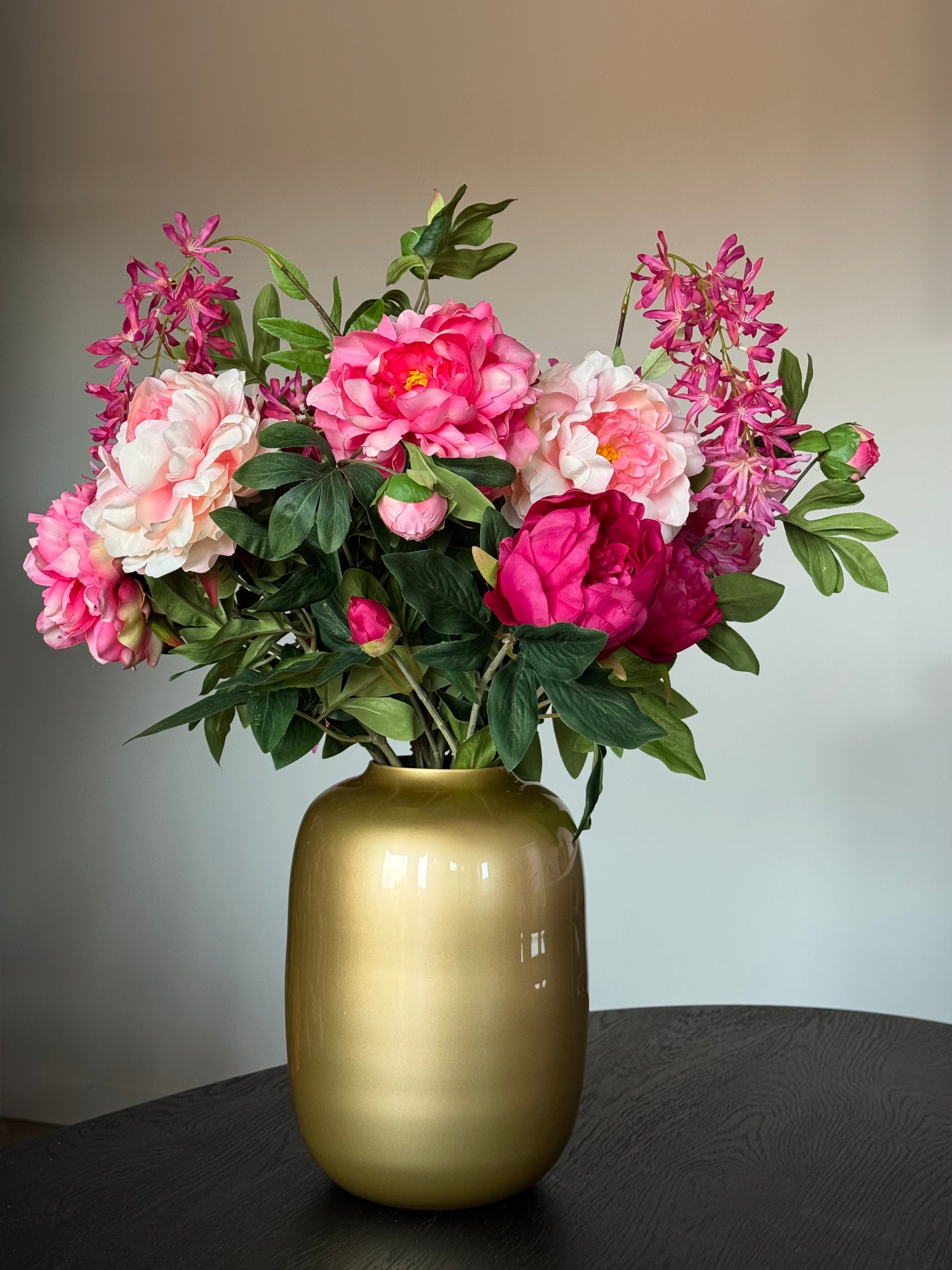 kunstboeket roze pioenen met gouden vaas