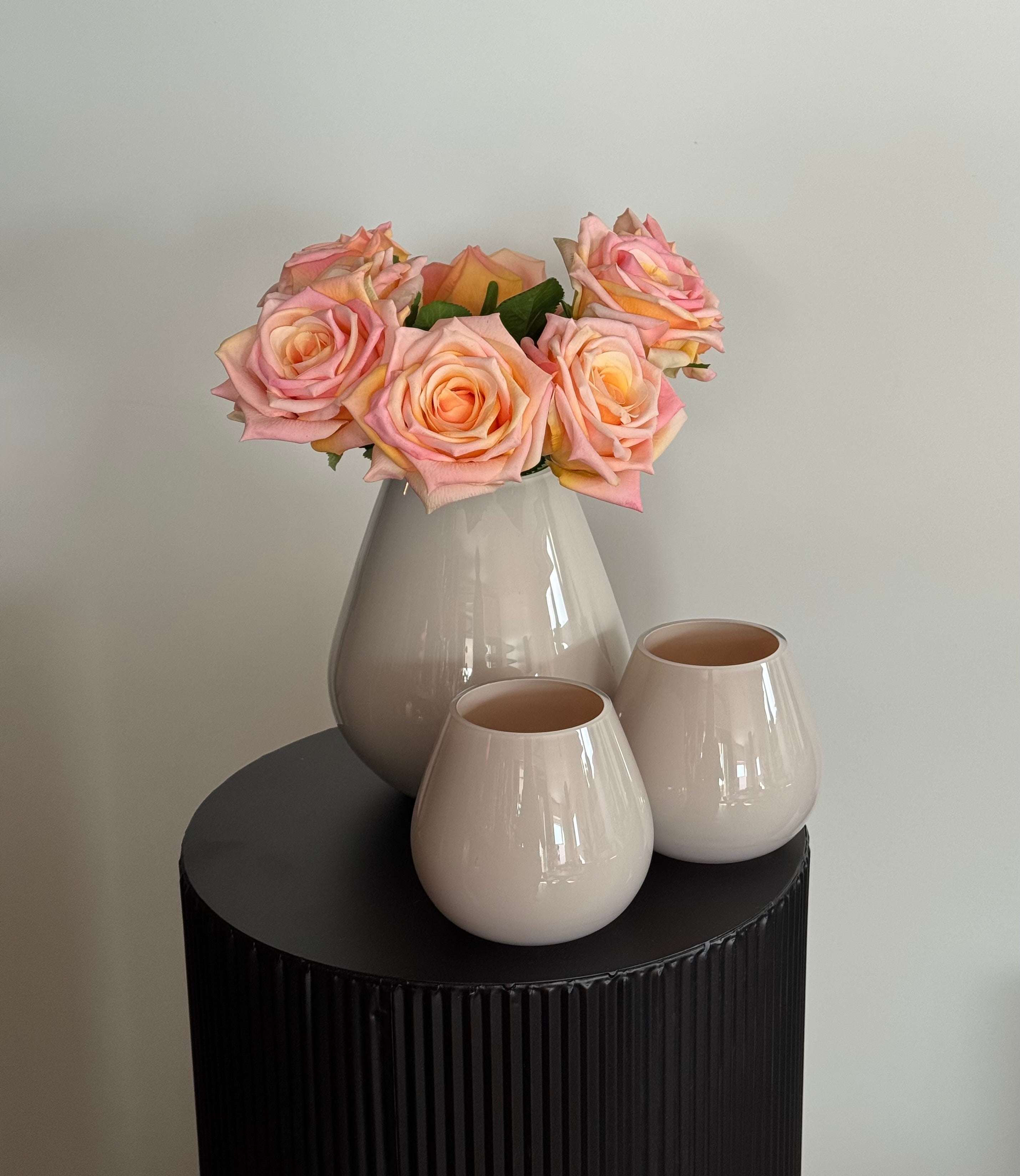 ivory tasman vaas met windlichten en rozen boeket van real touch kunstbloemen