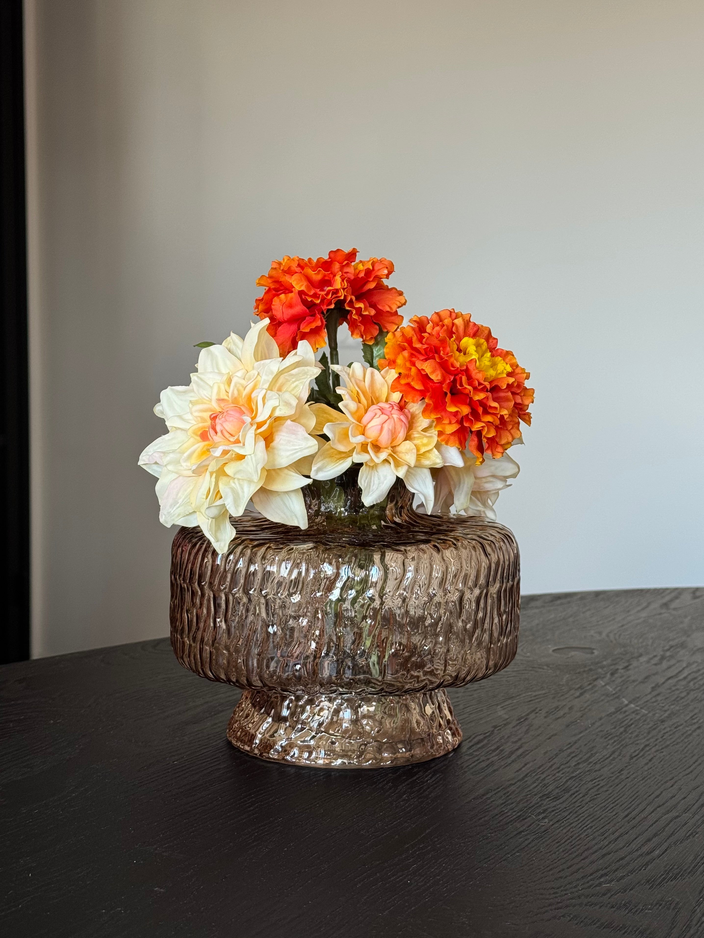 Lage vaas met kunstbloemen