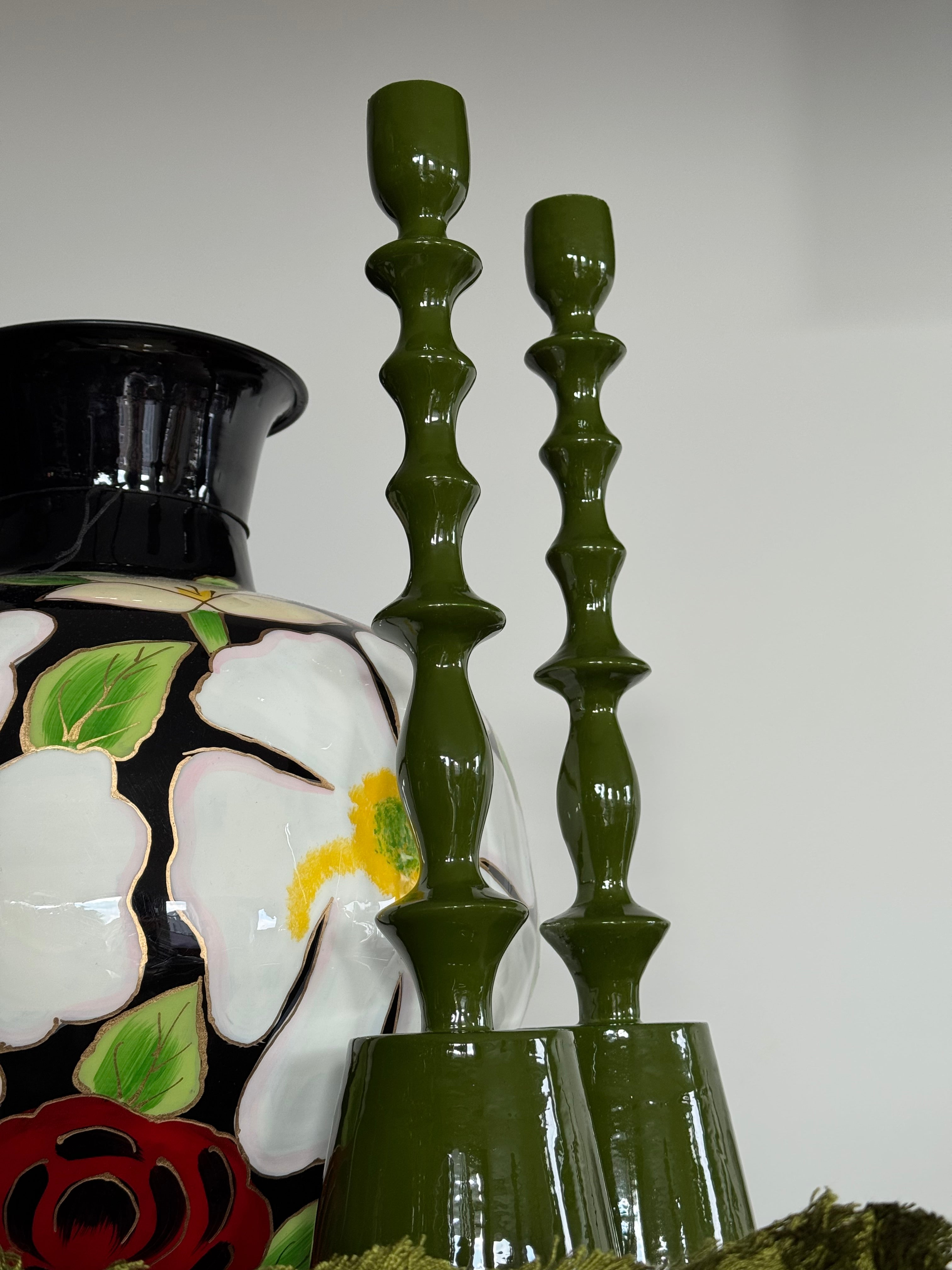 luxe kandelaren olijfgroene accentkleur interieur inrichting set