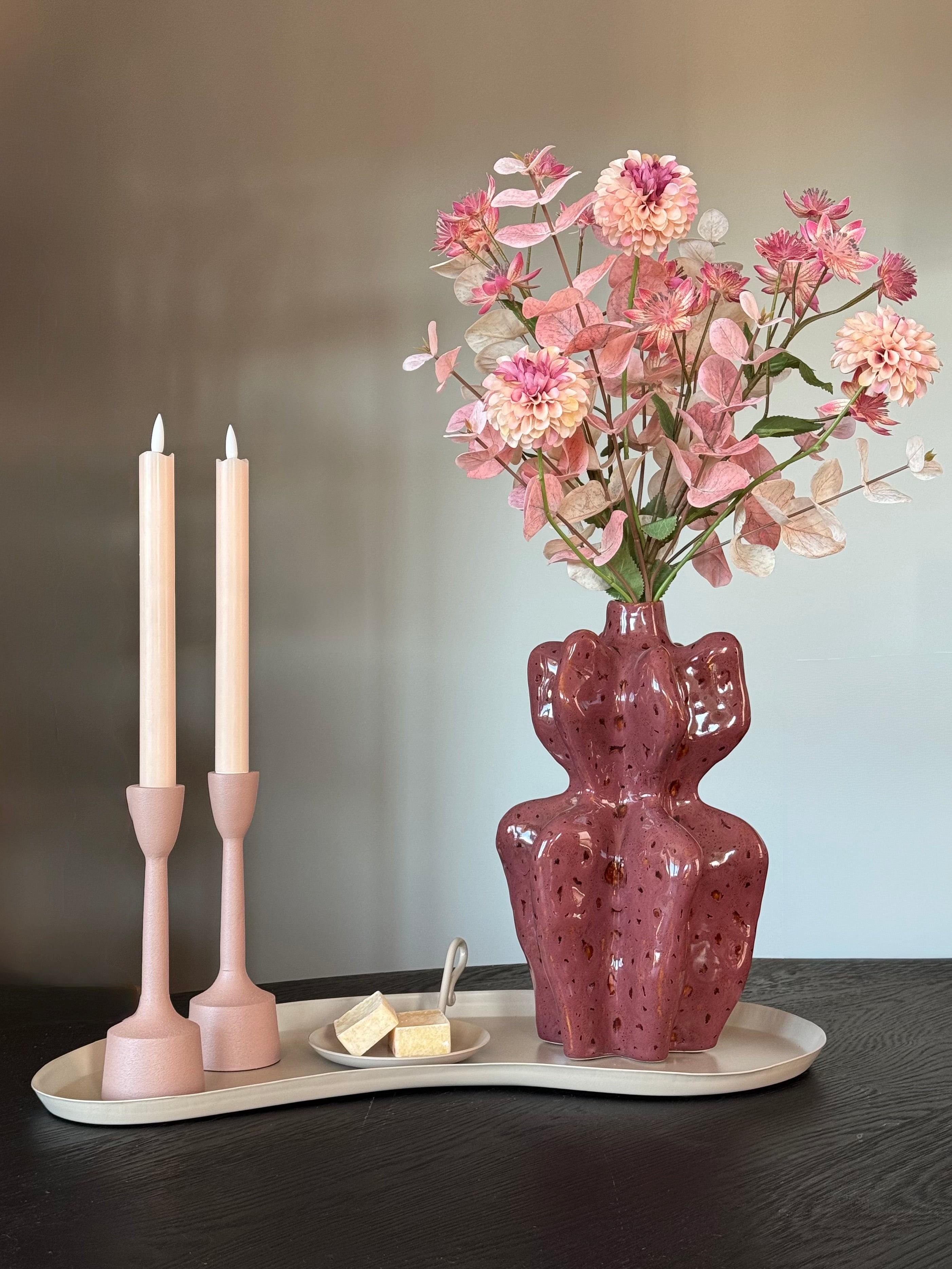 oudroze en creme tafeldecoratieset met een organisch dienblad