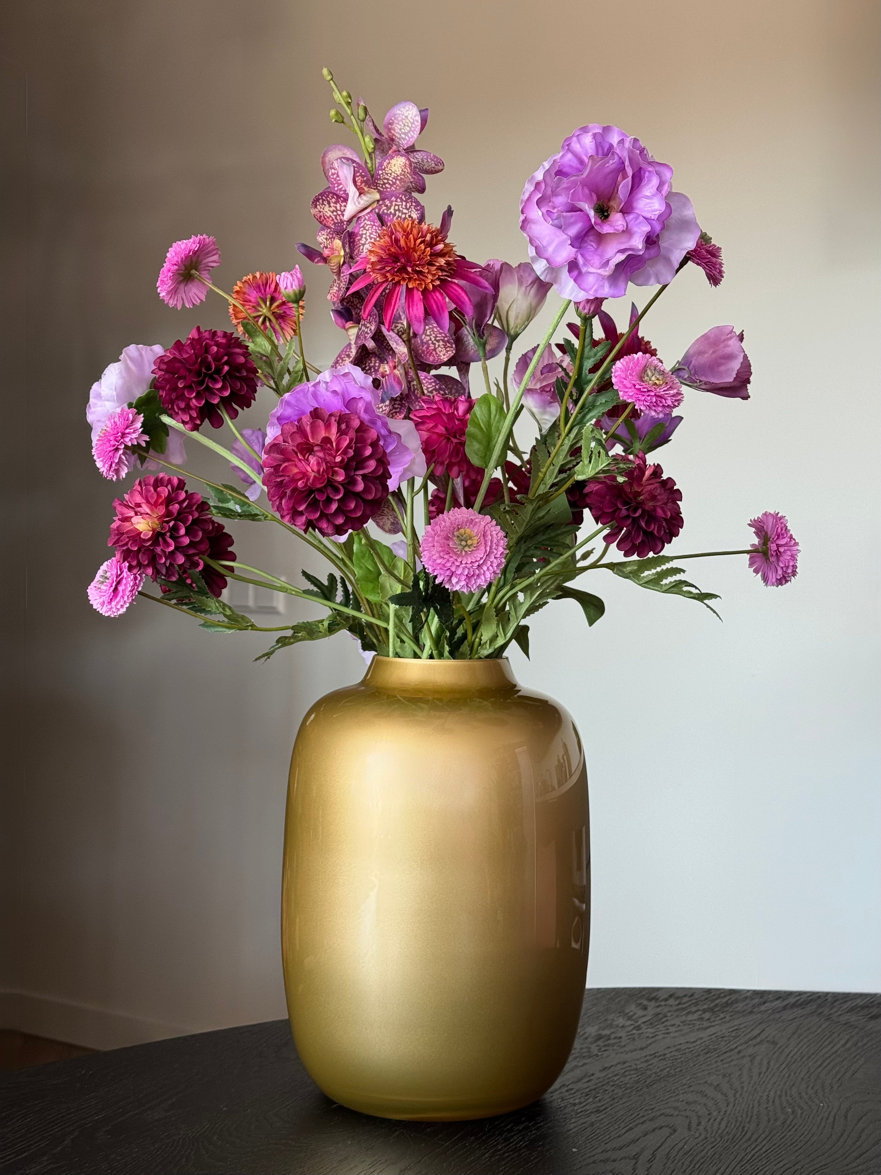 mooie kunstbloemen in gouden vaas