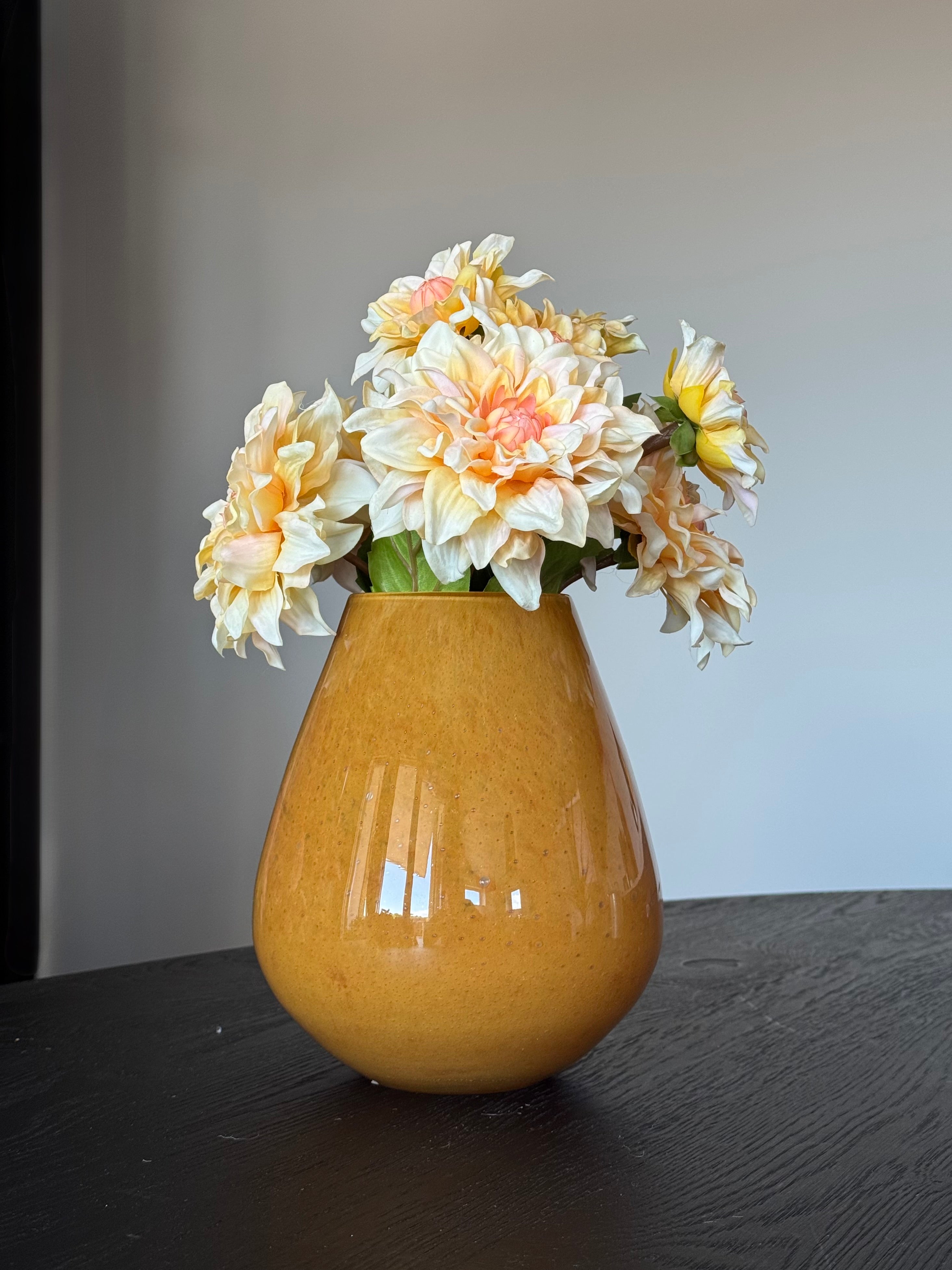 Lage gele vaas met real touch dahlias in licht geel