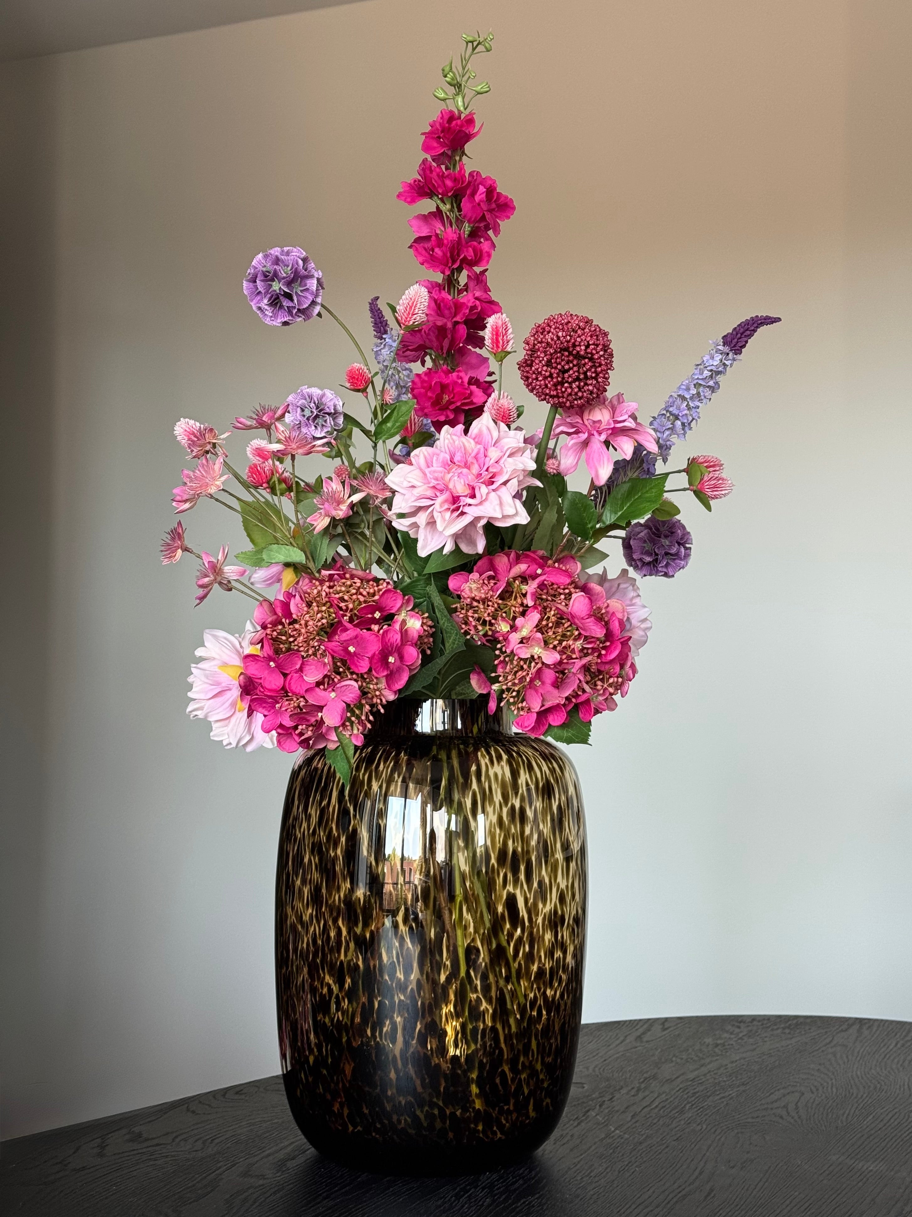 Roze en paars zijden bloemen boeket in cheeta vaas