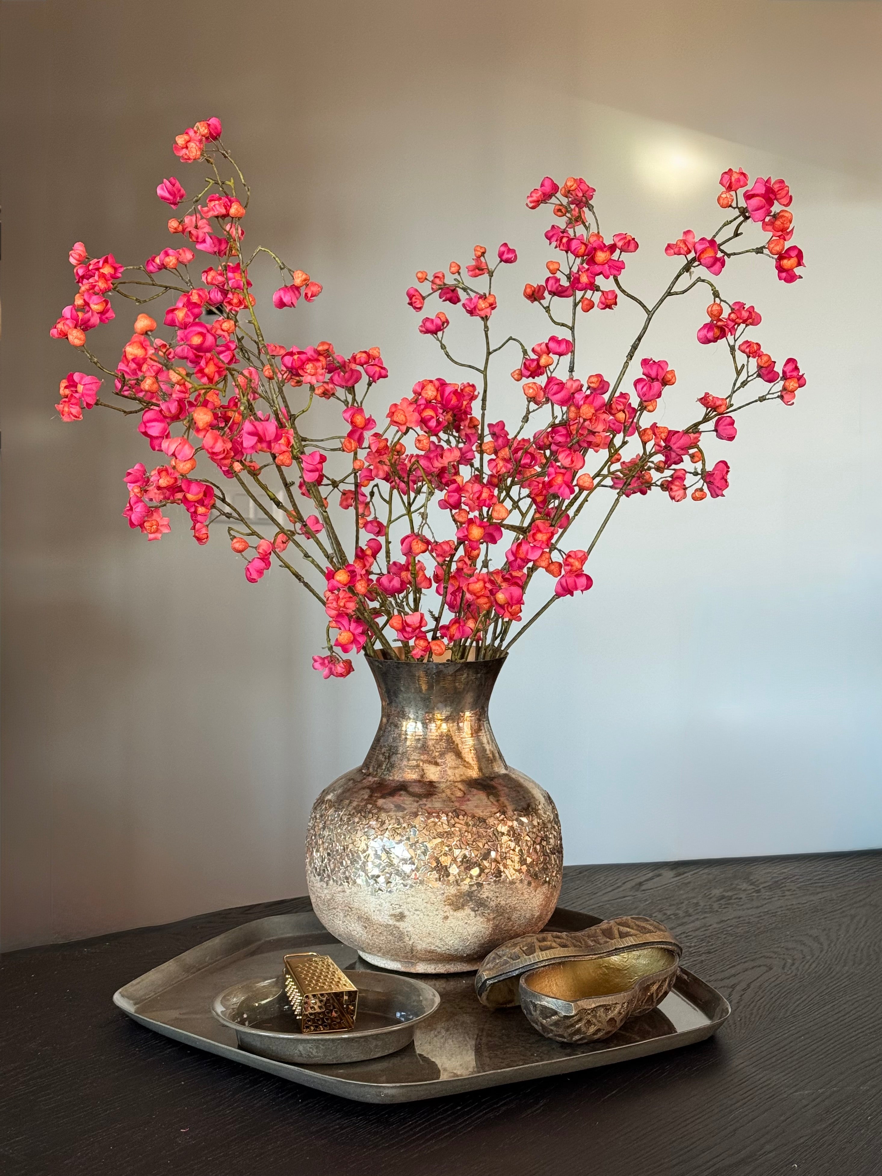 Goud met groene tafeldecoratieset inclusief vaas met prachtige kunsttakken met roze besjes.