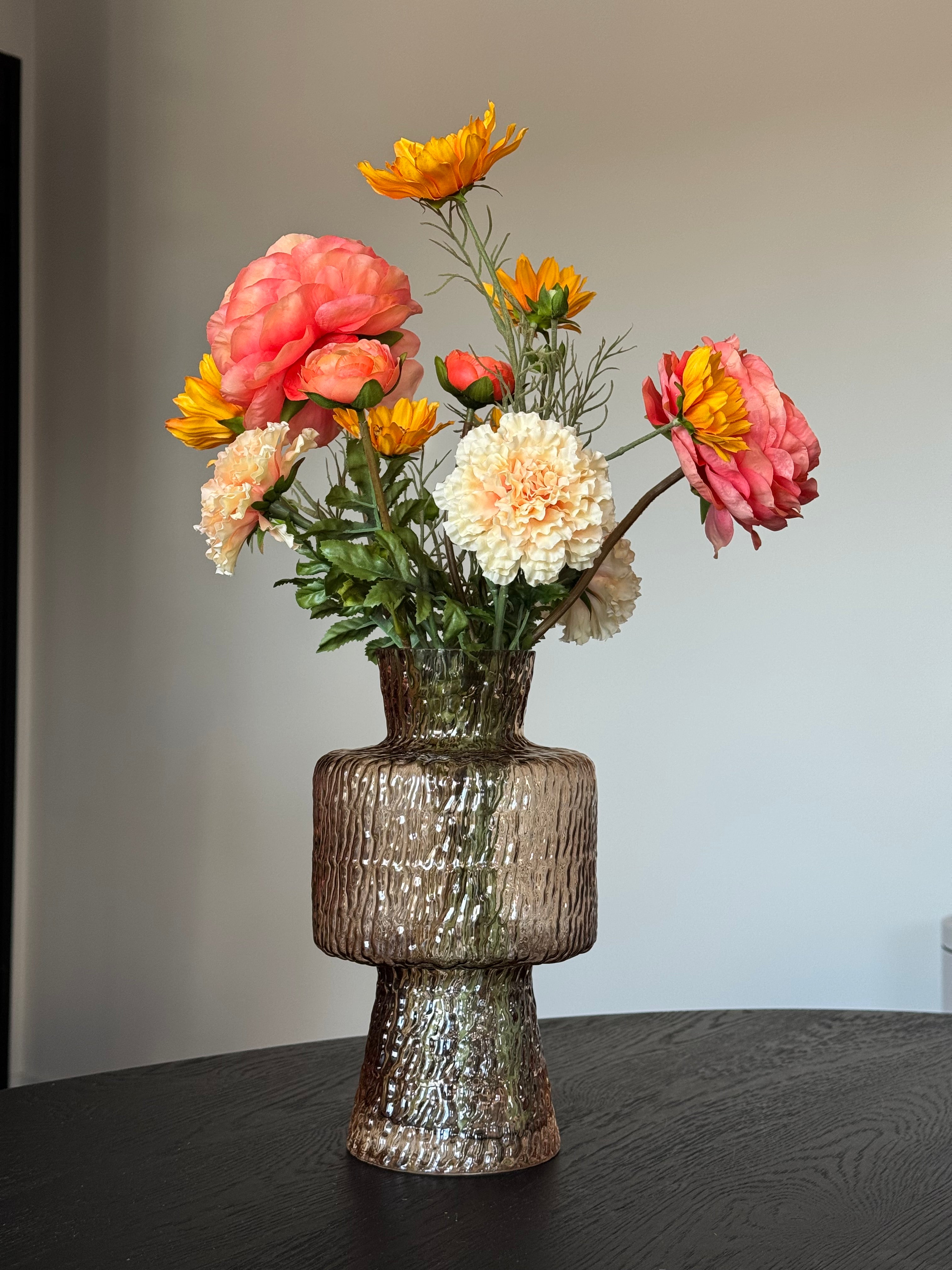 Vaas met kunstbloemen in beige oranje en bruin