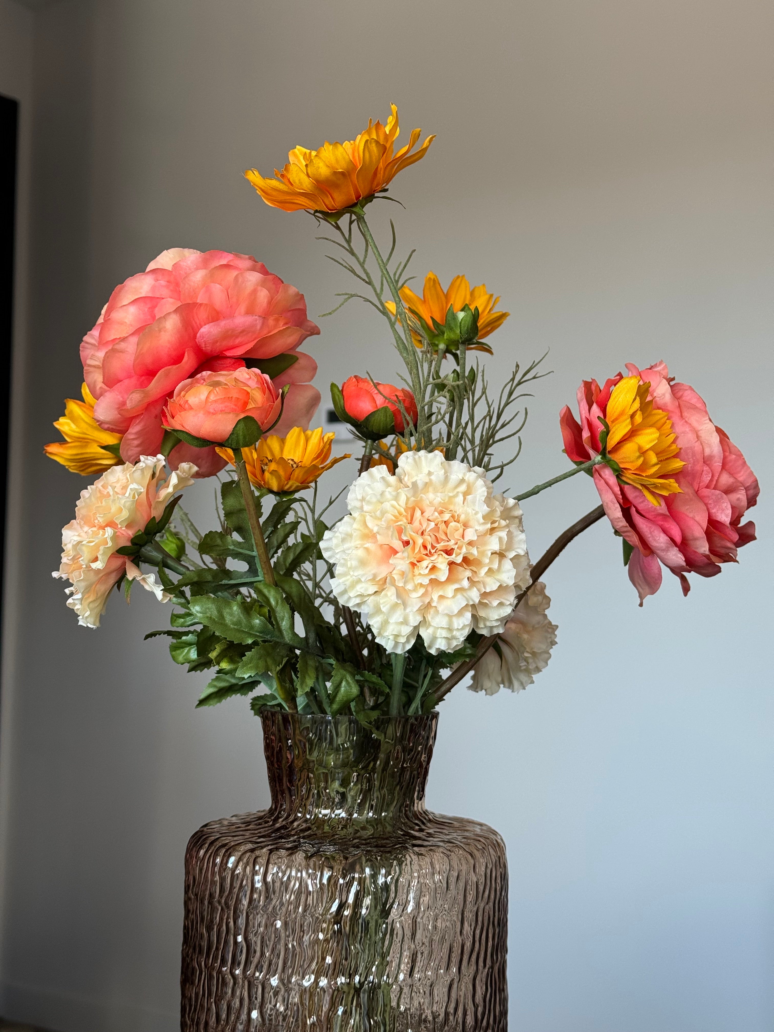 vaas met kunstbloemen oranje, bruin en beige