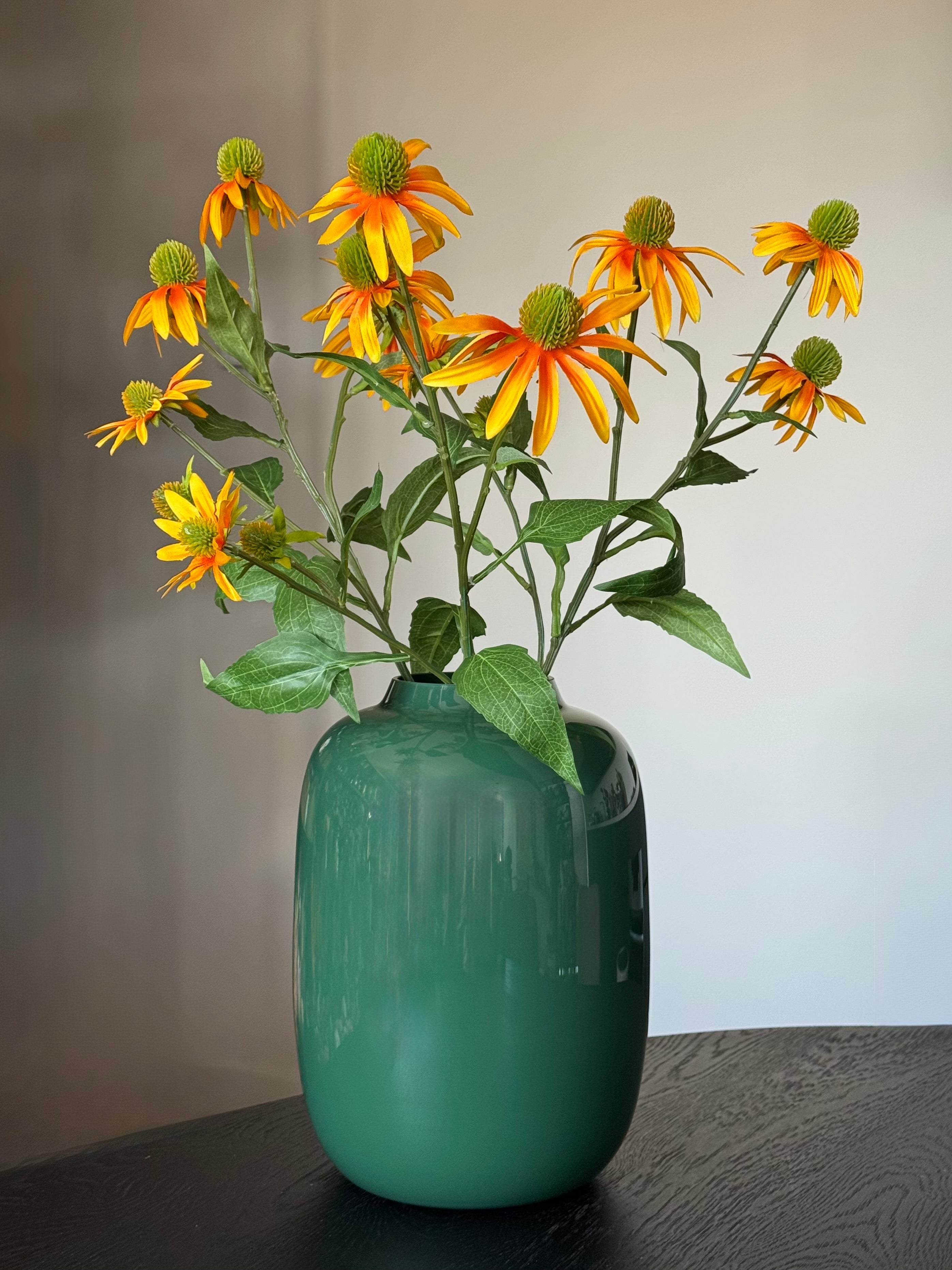 zonnehoed kunsttak in een mondgeblazen groene vaas