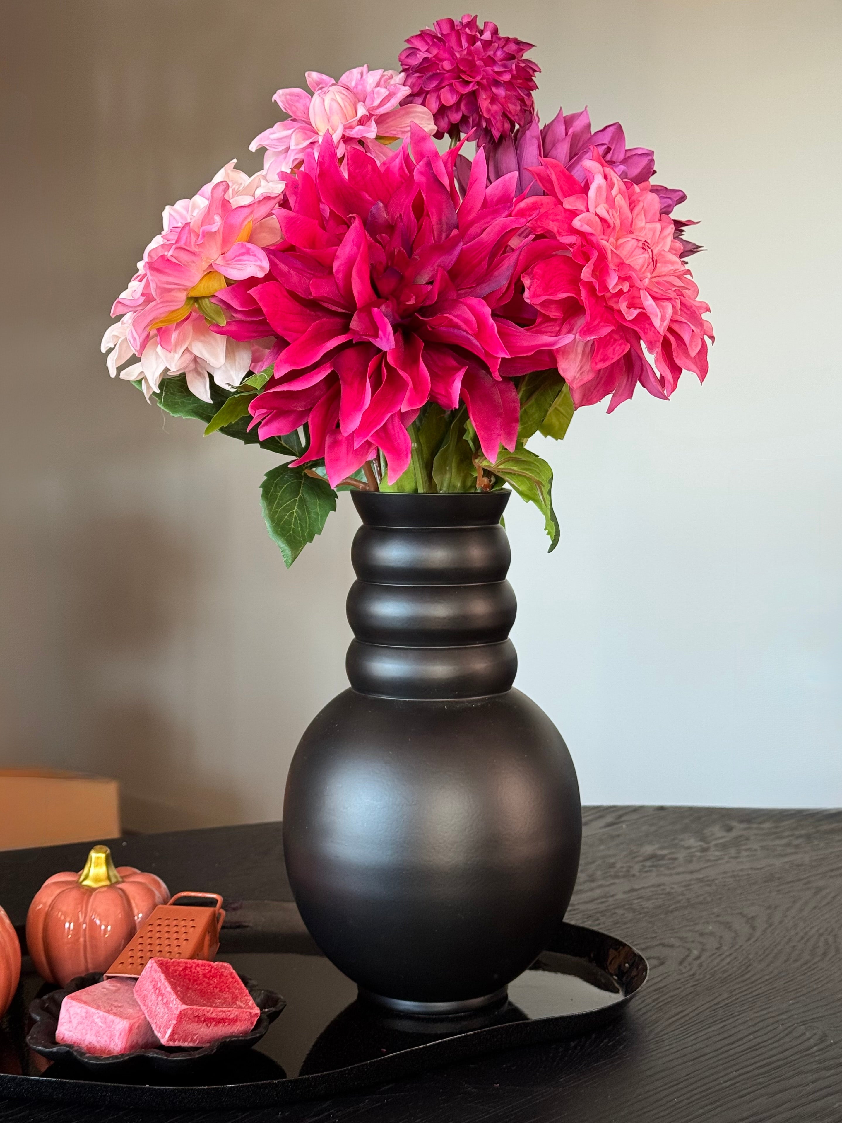 Zwarte vaas, roze kunstbloemen, real touch, tafeldecoratie, salontafel, eettafel