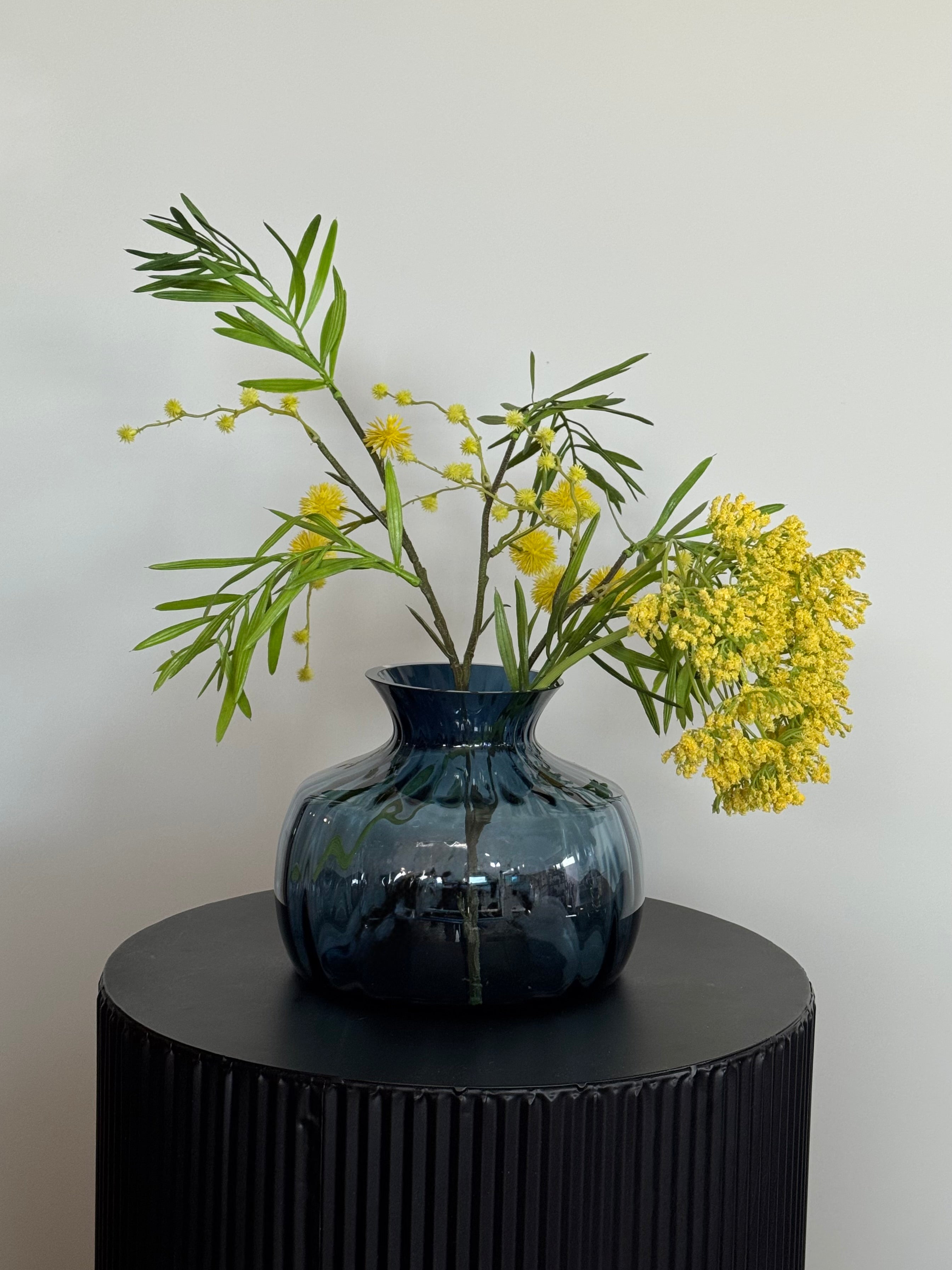 Design vaas met zijden takken - geel blauw - mimosa