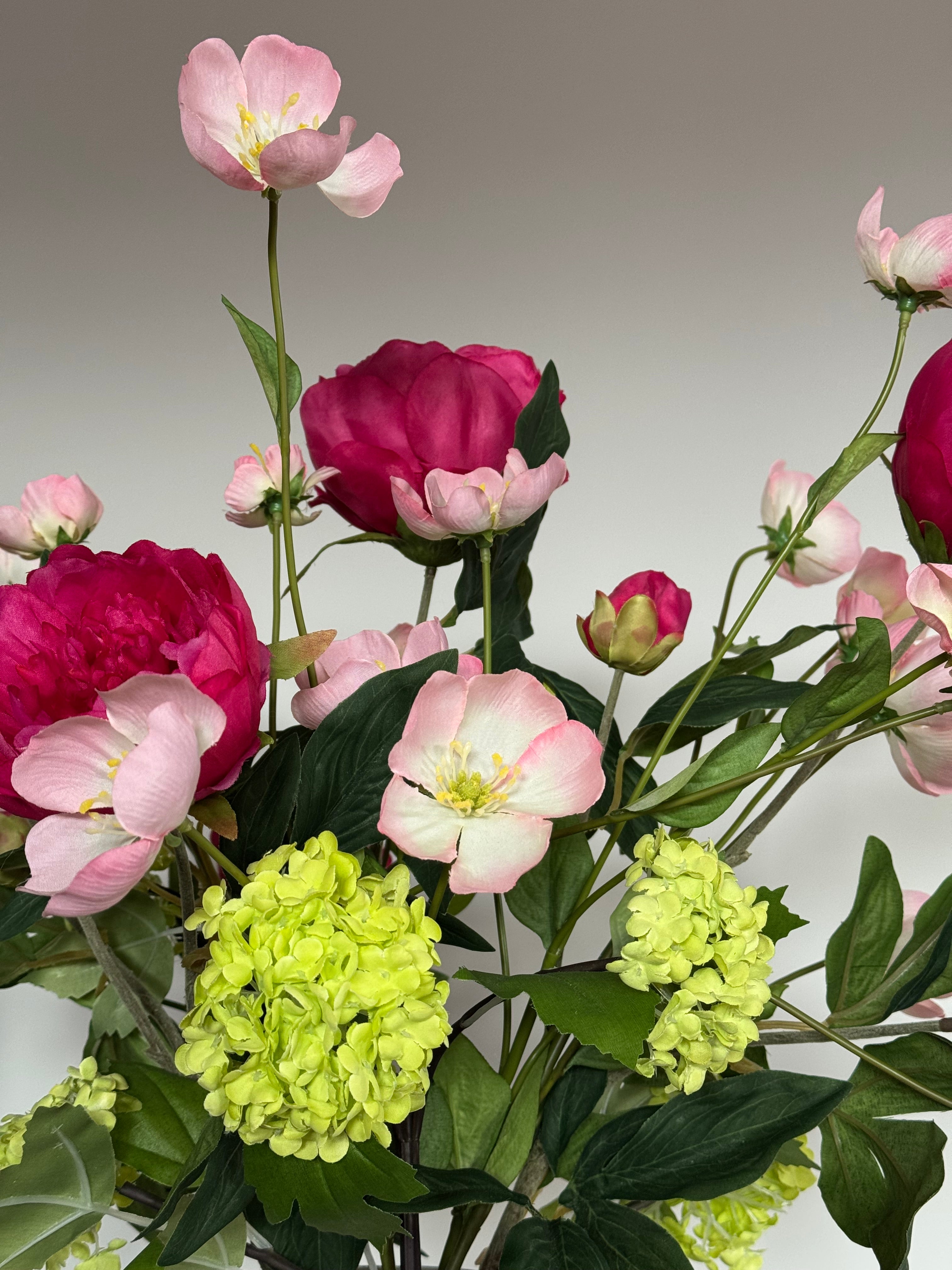 Zijden bloemen boeket, felroze pioenen en groene sneeuwbal op=op