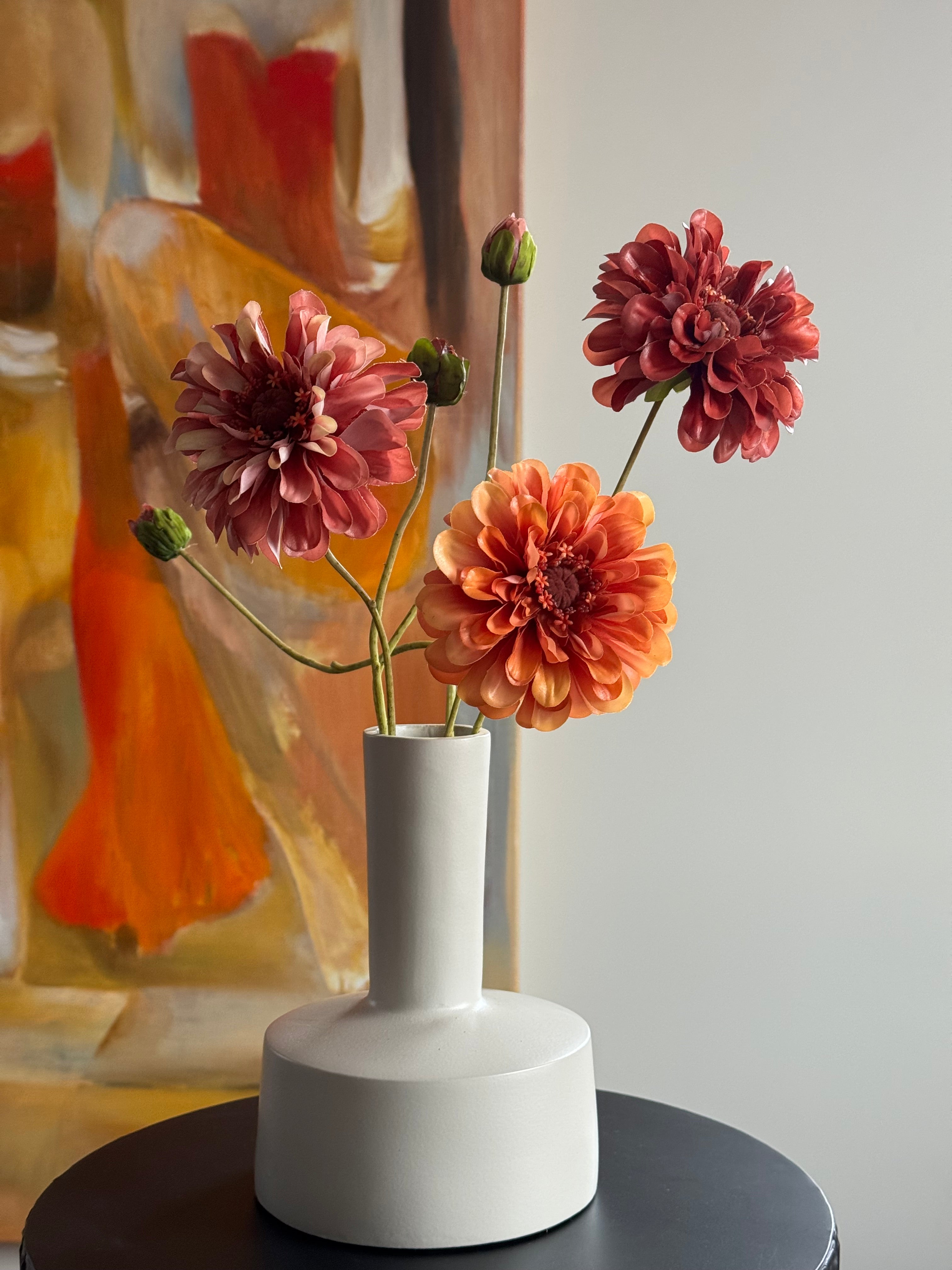 Ivory vaas met zijden real touch bloemen