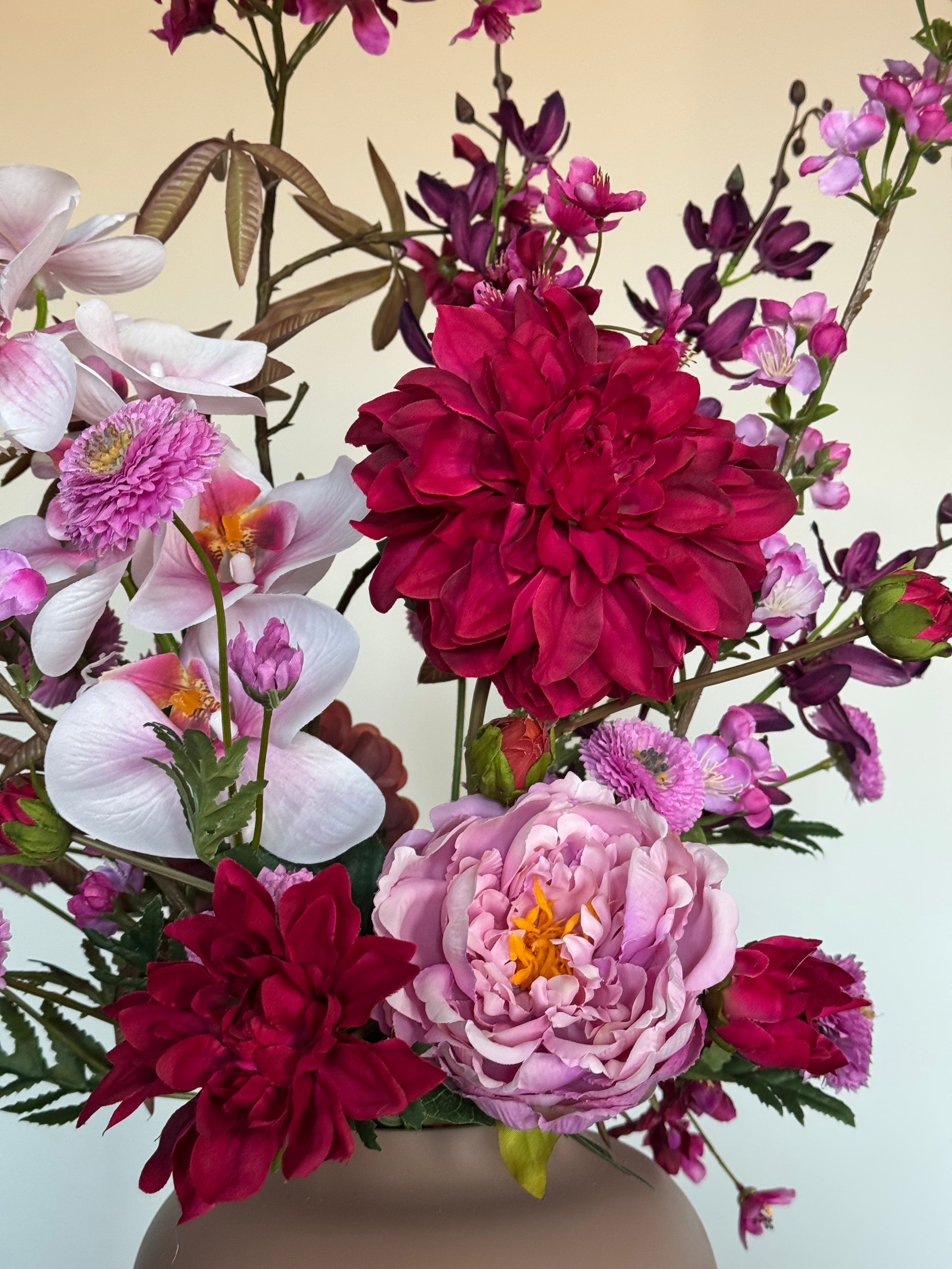 Zijden veldboeket, roze kleuren, dahlia, orchidee
