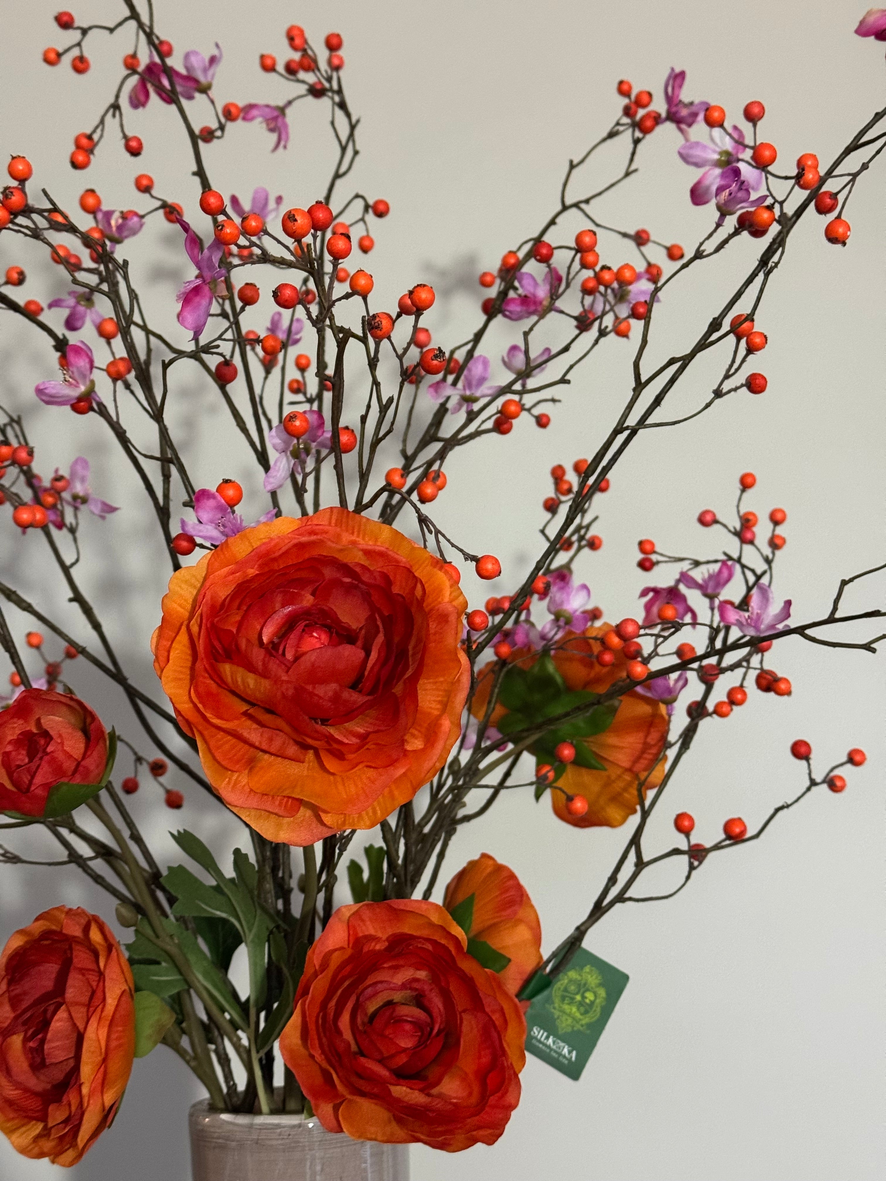 Silk-ka zijden kunstbloemen boeket met besjestakken oranje ranonkels