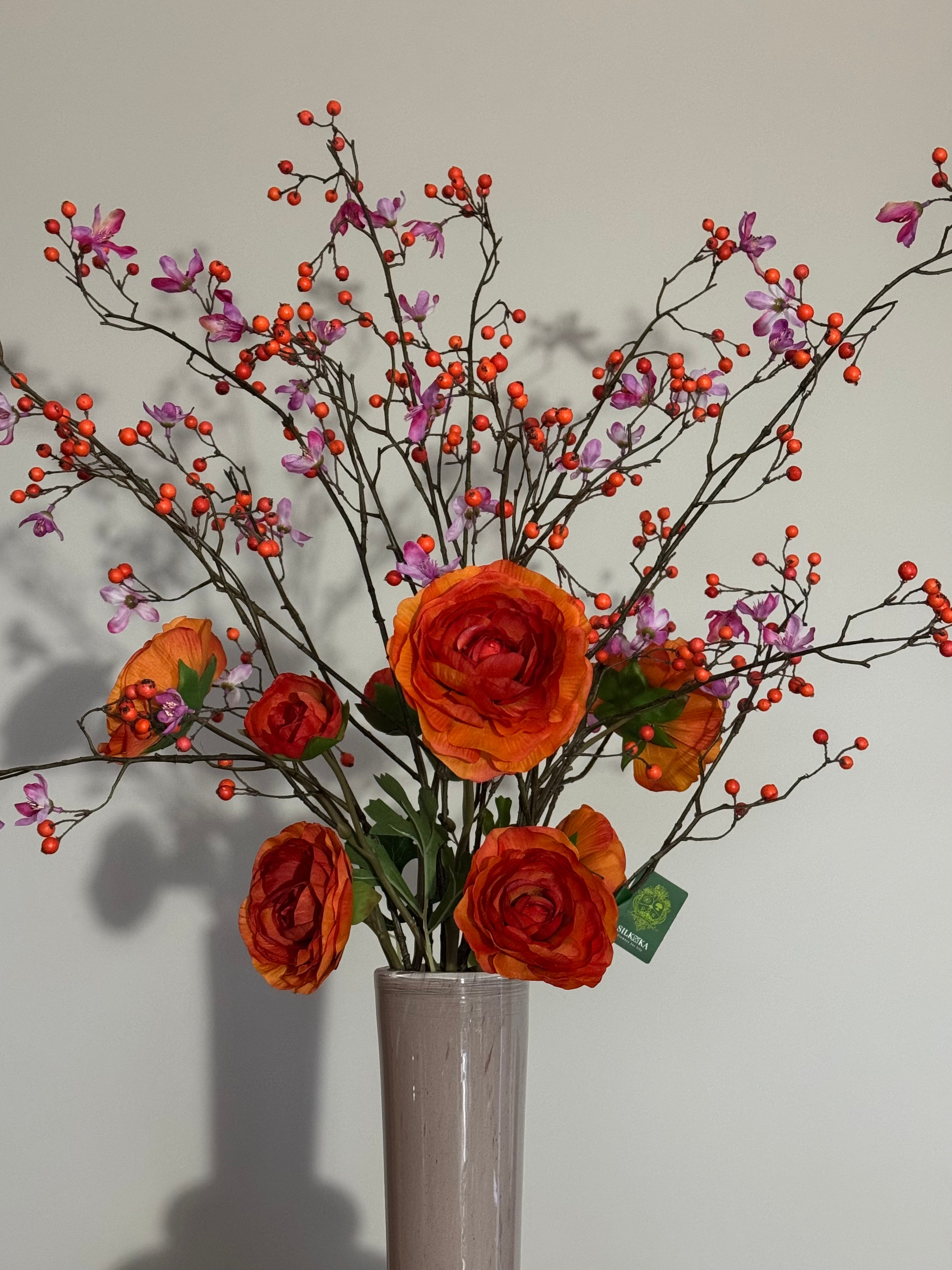Silk-ka zijden kunstbloemen boeket met besjestakken oranje ranonkels