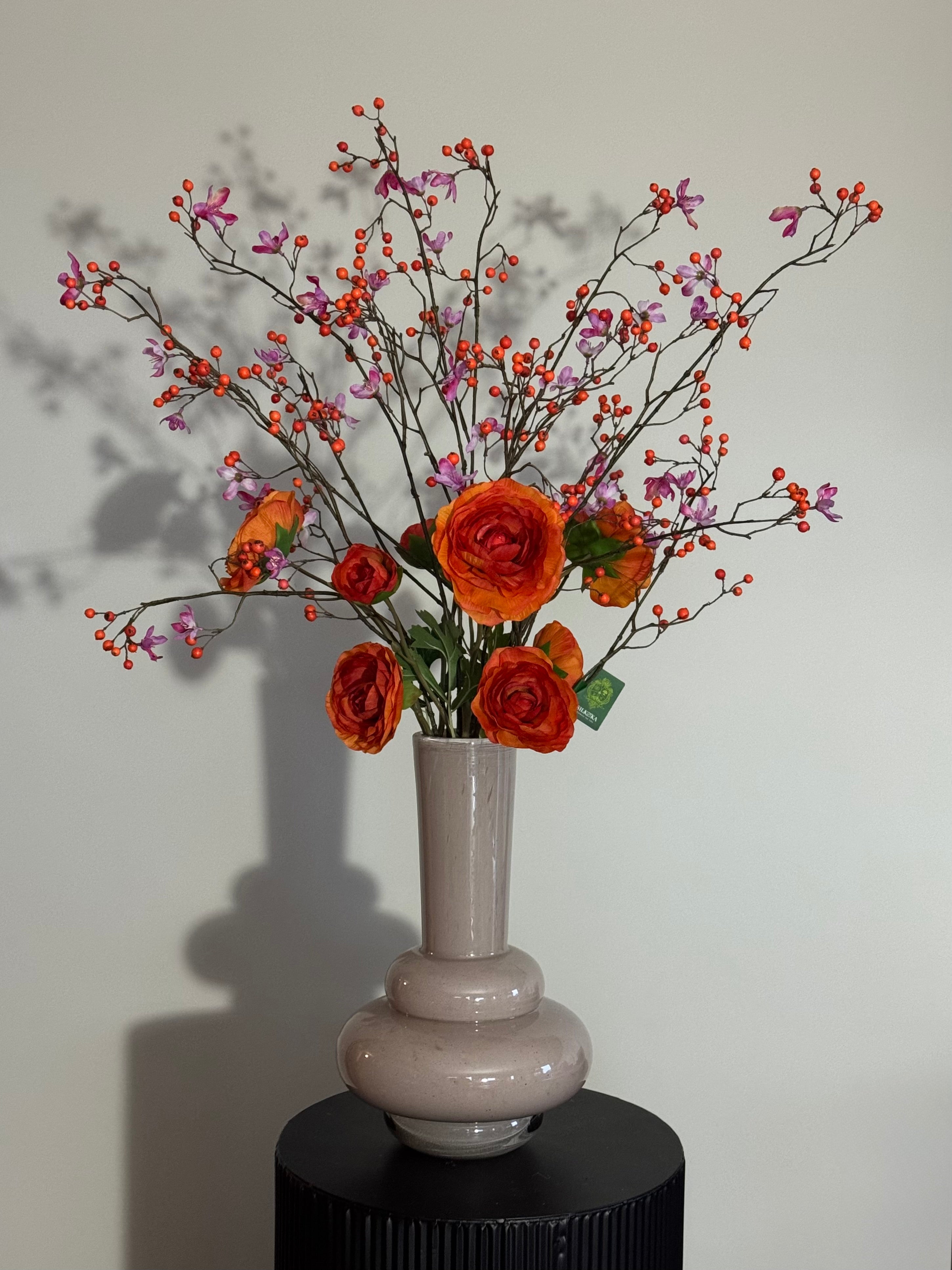 Silk-ka zijden kunstbloemen boeket met besjestakken oranje ranonkels