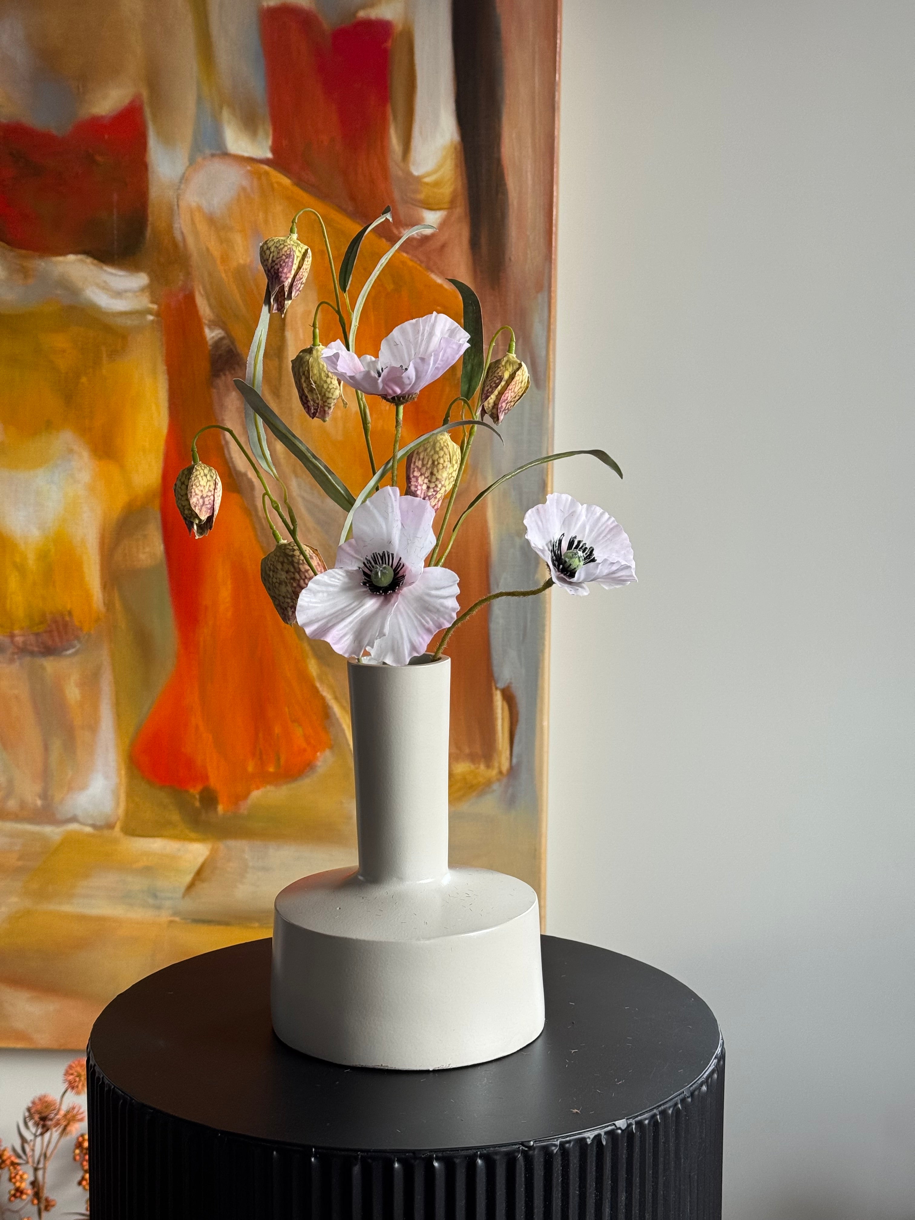 Ivory vaas met zijden boeketje