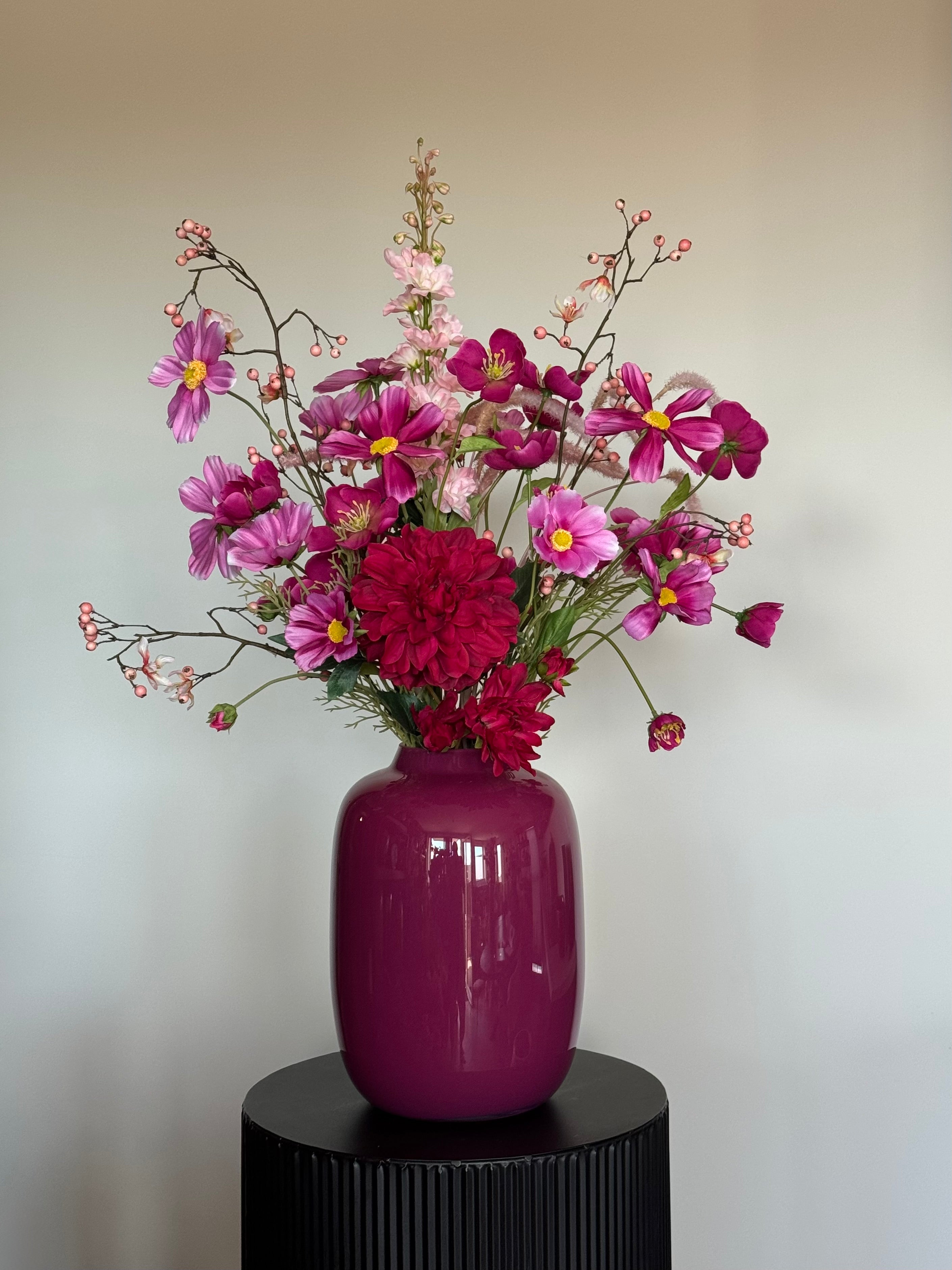 Zijden bloemen boeket, donkerroze, hotel chique, silk ka bessentakken