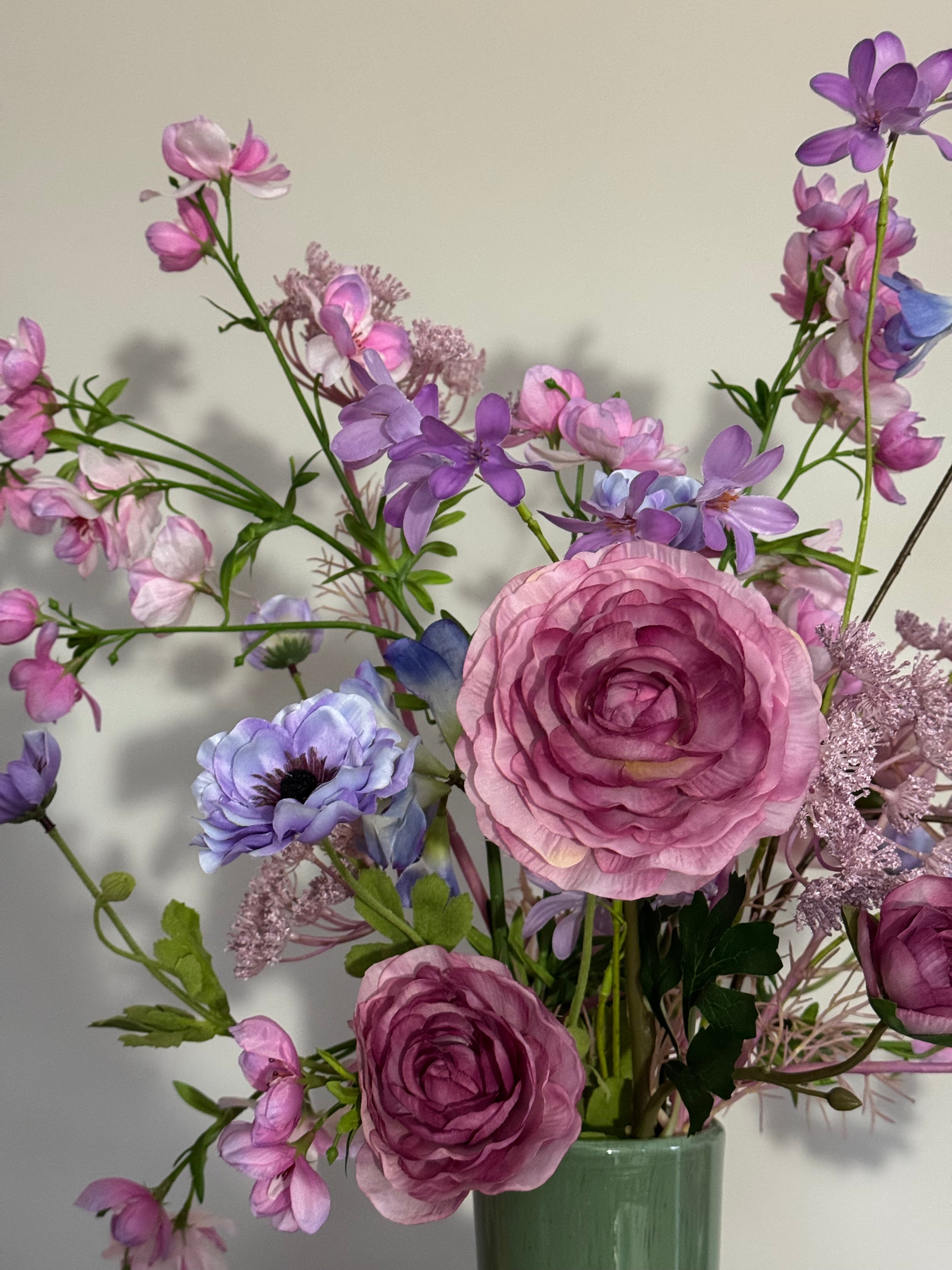 Kunstboeket in paars roze met grote vaas - veldboeket