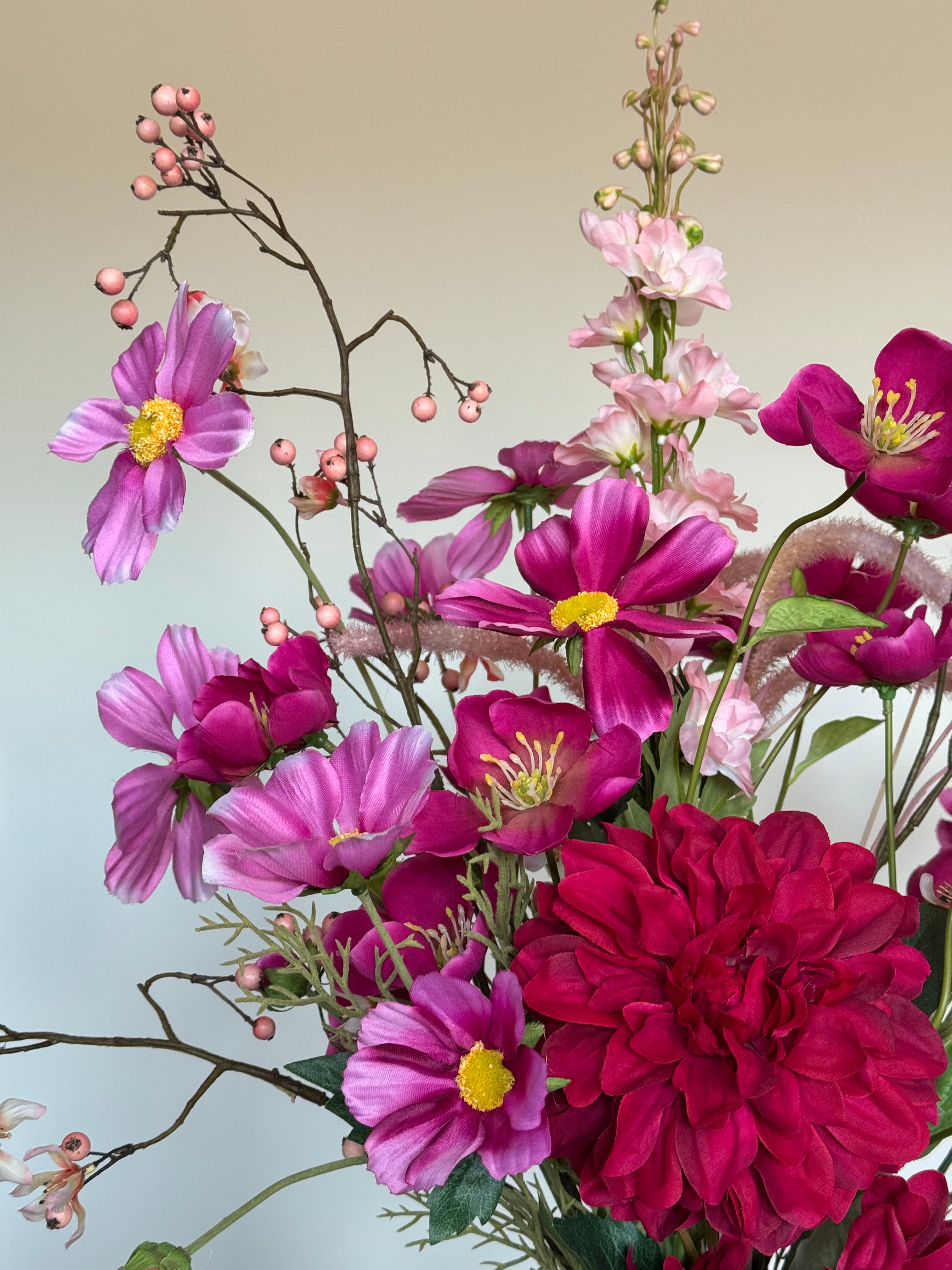 Zijden bloemen boeket, donkerroze, hotel chique, silk ka bessentakken