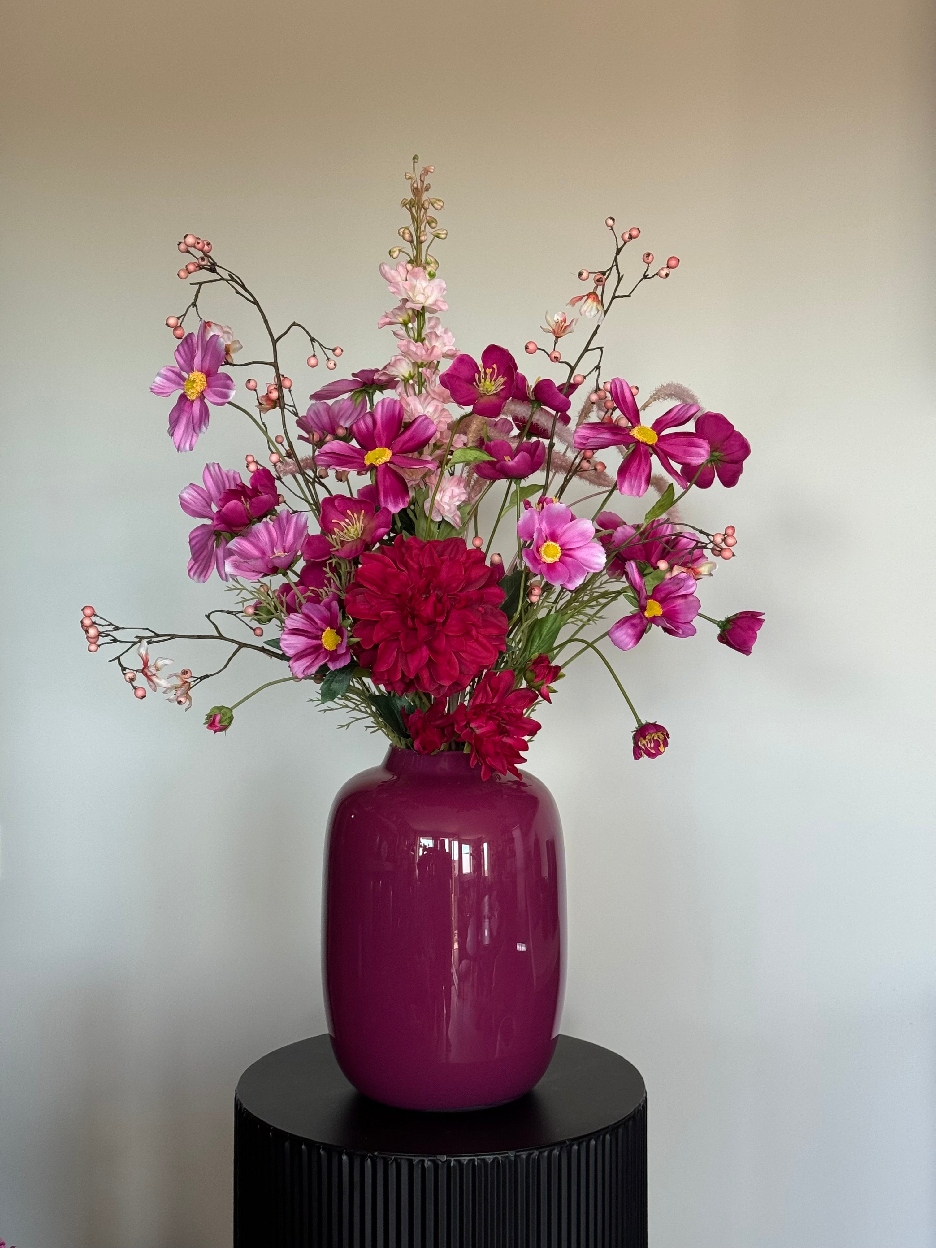 Zijden bloemen boeket, donkerroze, hotel chique, silk ka bessentakken