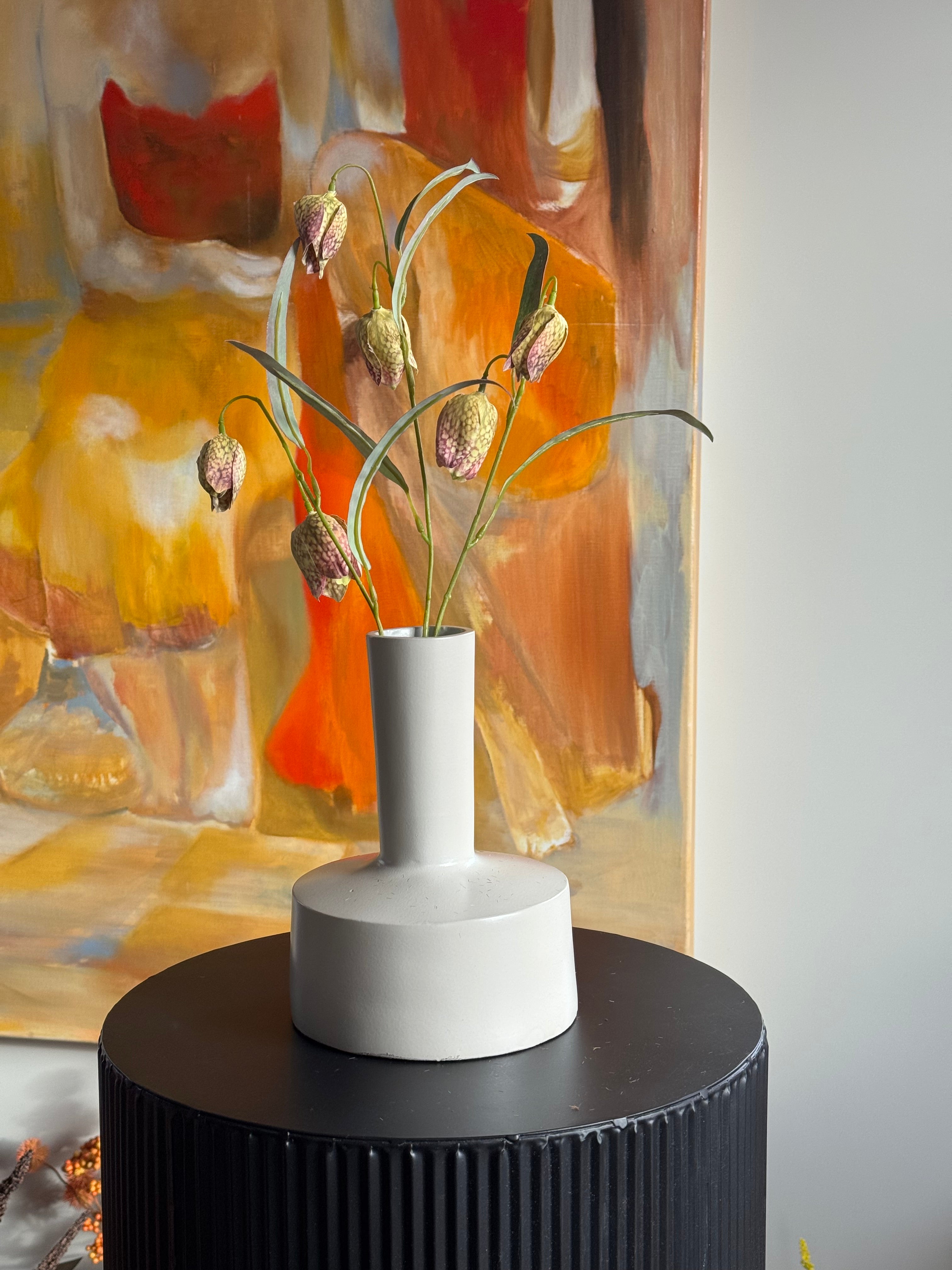 Ivory vaas met zijden boeketje