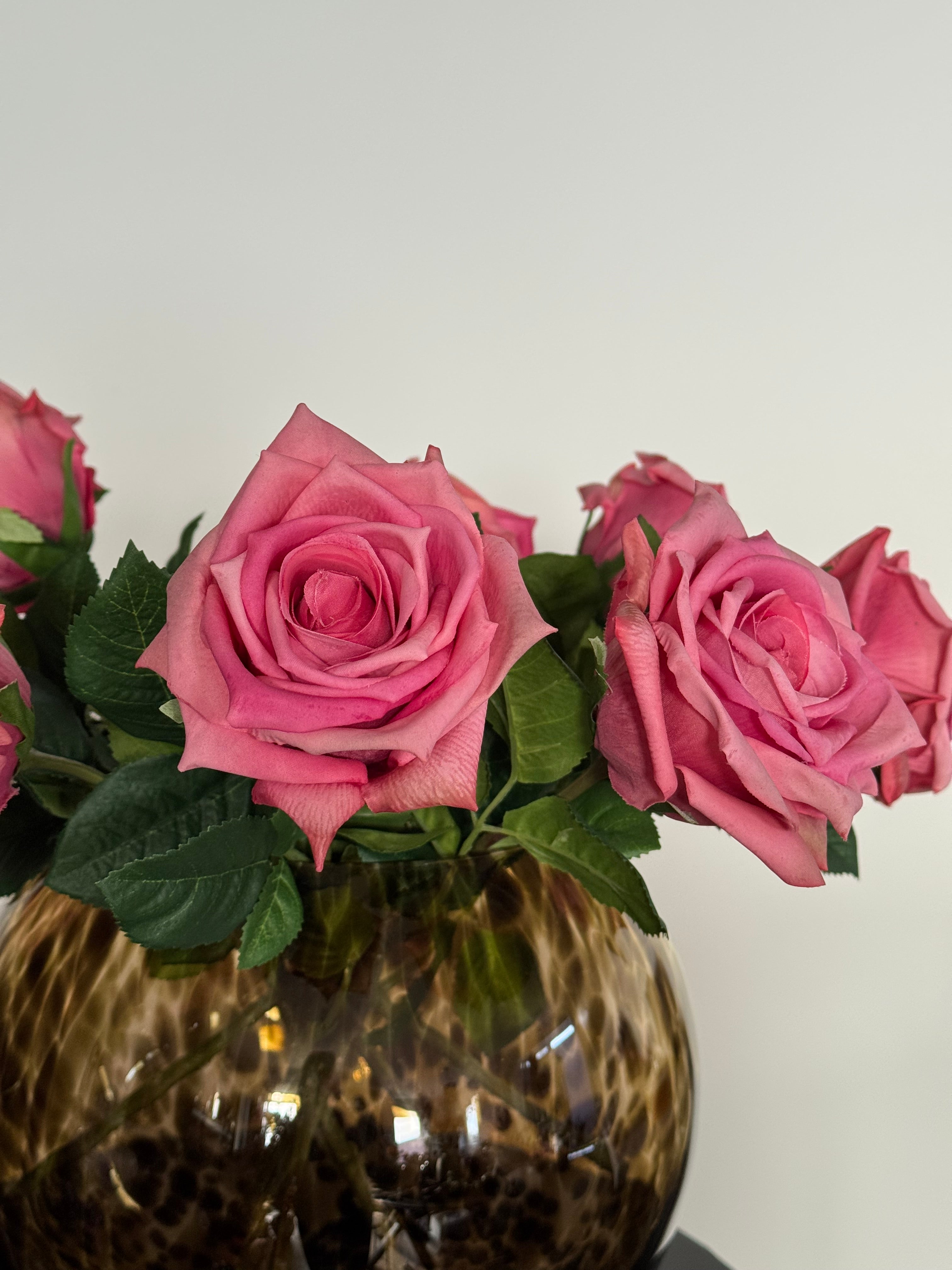 Zijden rozen boeket met cheetah vaas - real touch en handgemaakte vaas