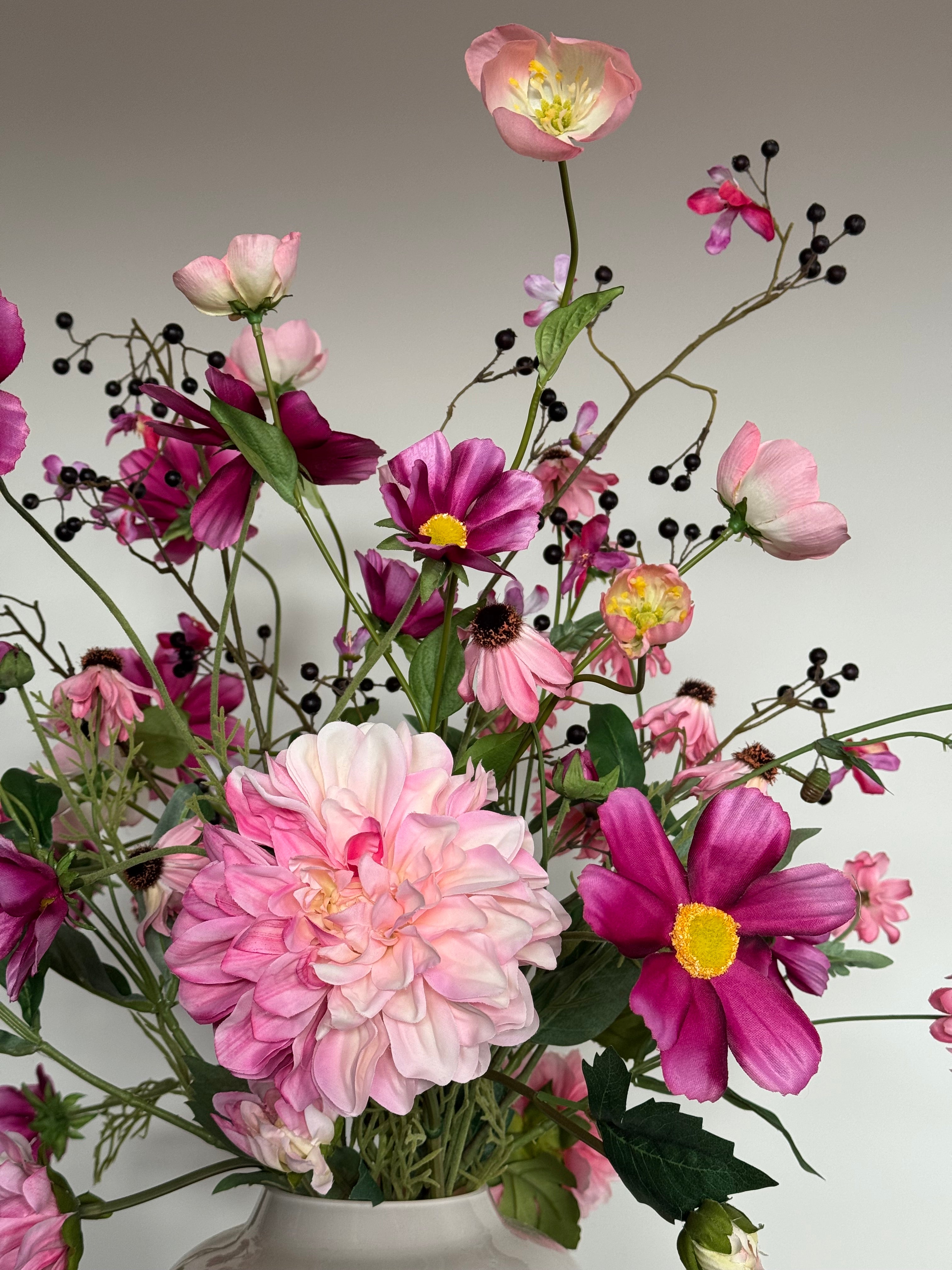 Zijden bloemen boeket, roze tinten, hotel chique, silk ka bessentakken op=op