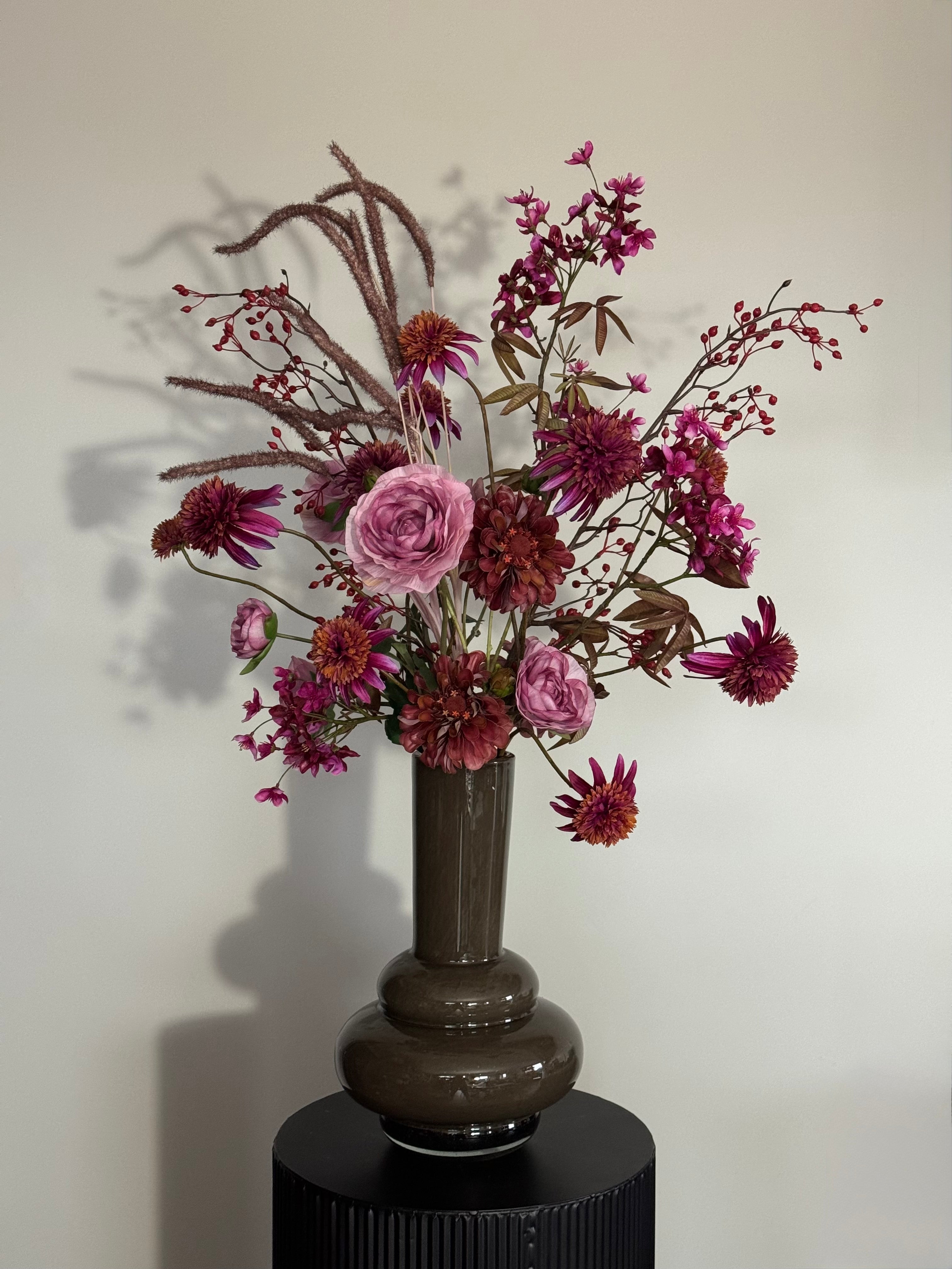 Zijden bloemen boeket in paars met bruine vaas - Silk Ka