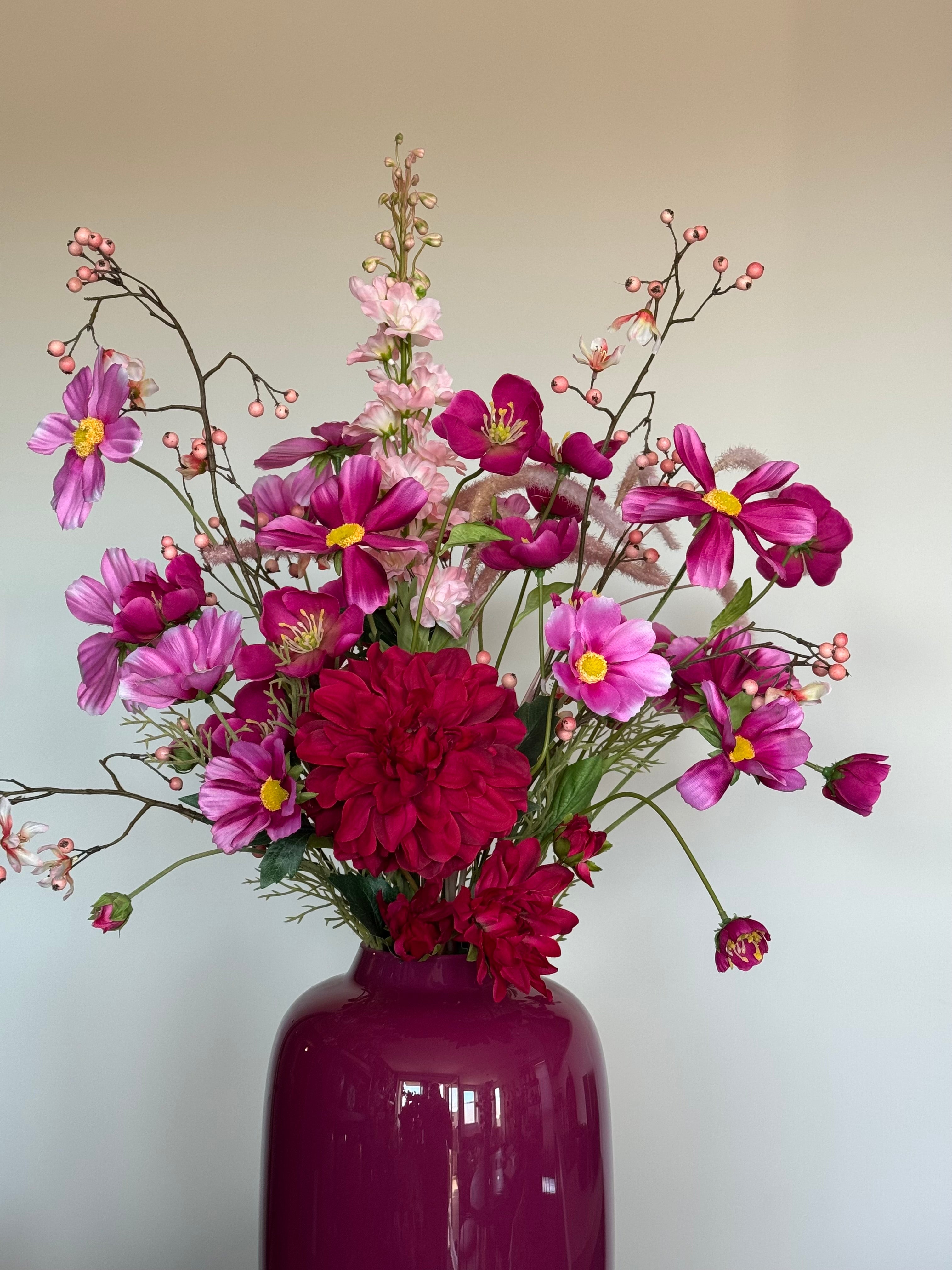 Zijden bloemen boeket, donkerroze, hotel chique, silk ka bessentakken