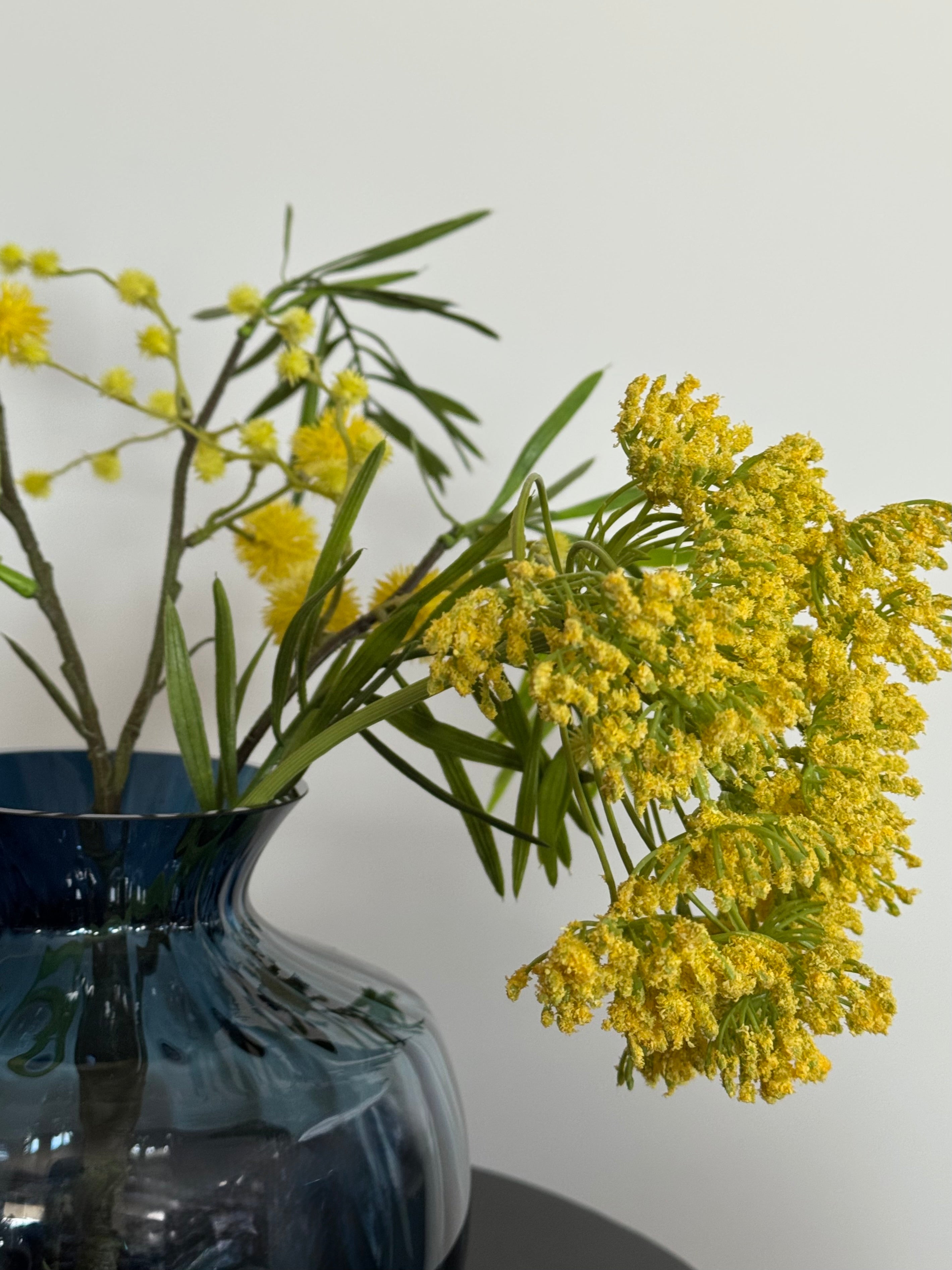 Design vaas met zijden takken - geel blauw - mimosa