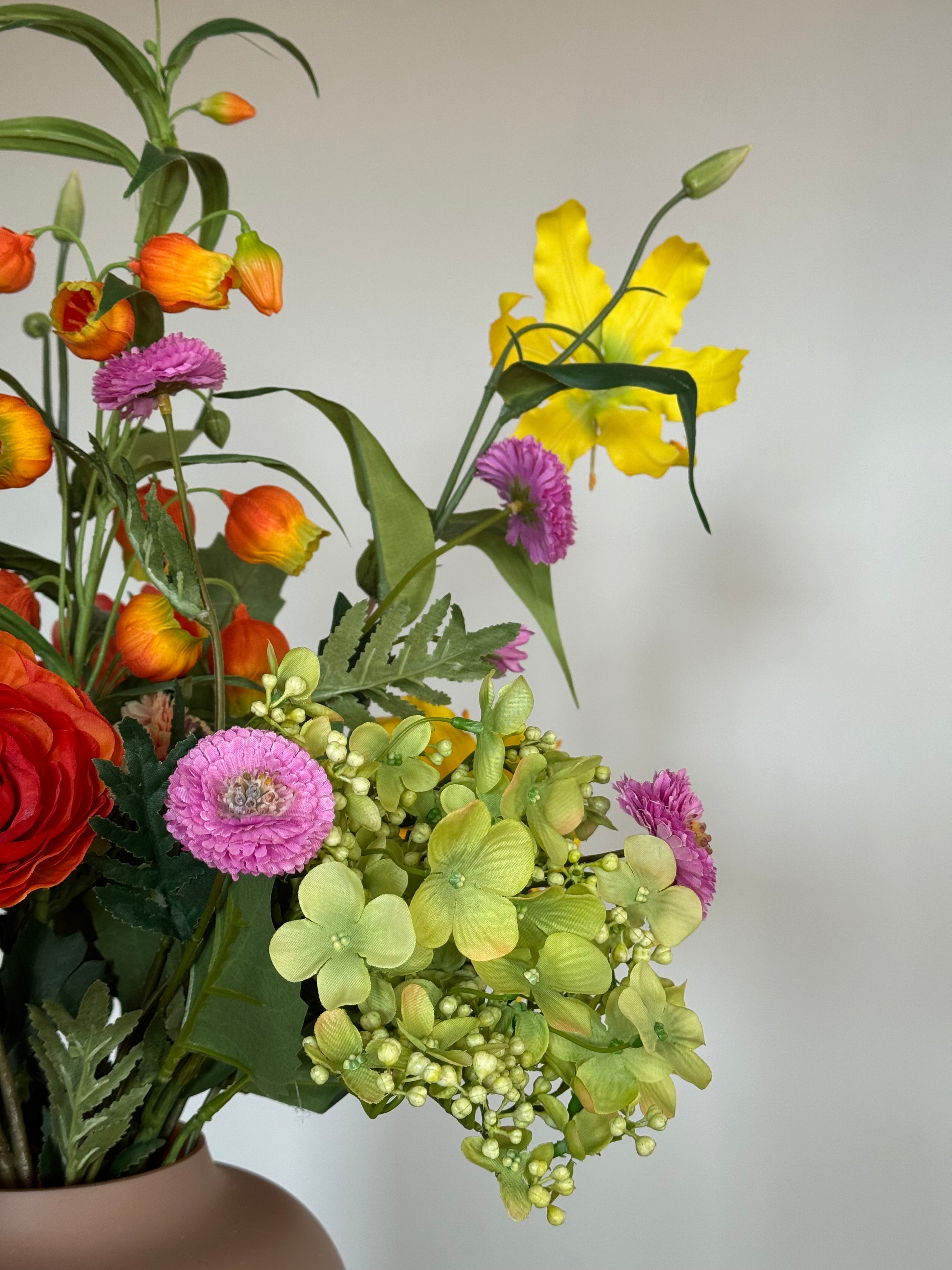 Zijden boeket, bonte kleuren, sandersonia, gloriosa, ranonkel, dahlia